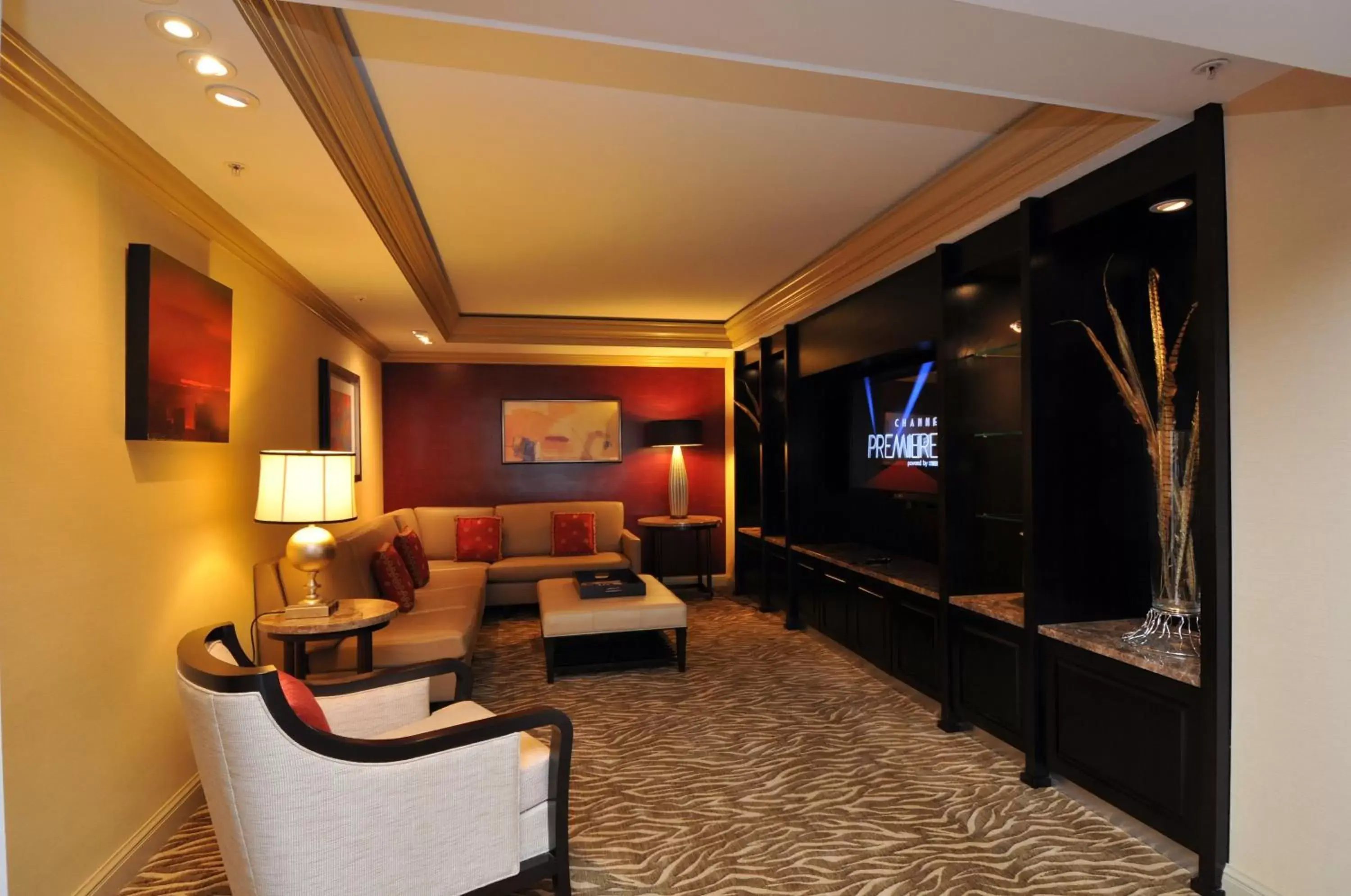 Bedroom, Seating Area in InterContinental Kansas City at the Plaza, an IHG Hotel