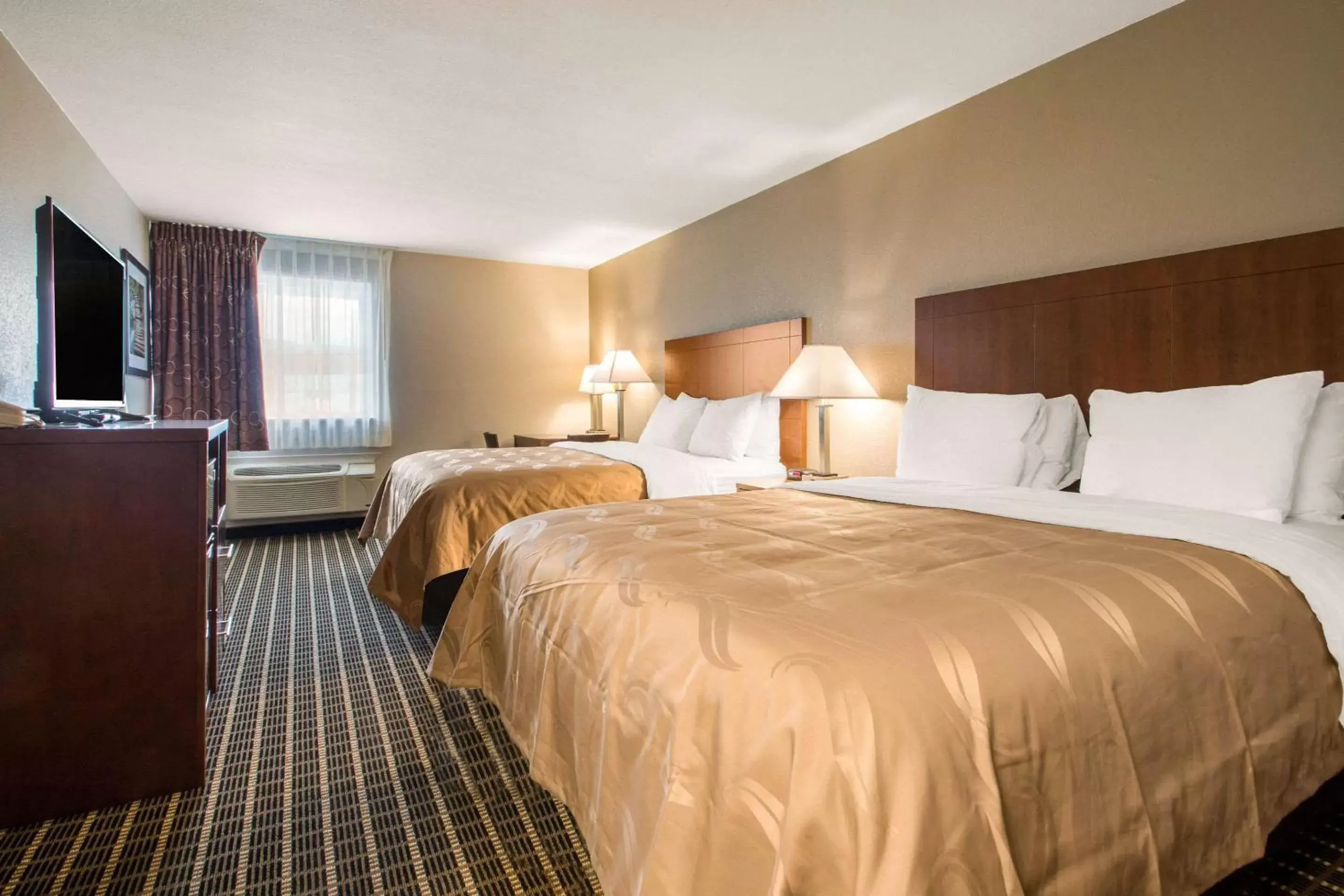 Photo of the whole room, Bed in Quality Inn Madison West Near University Area Photo of the whole room, Bed in Quality Inn Madison West Near University Area