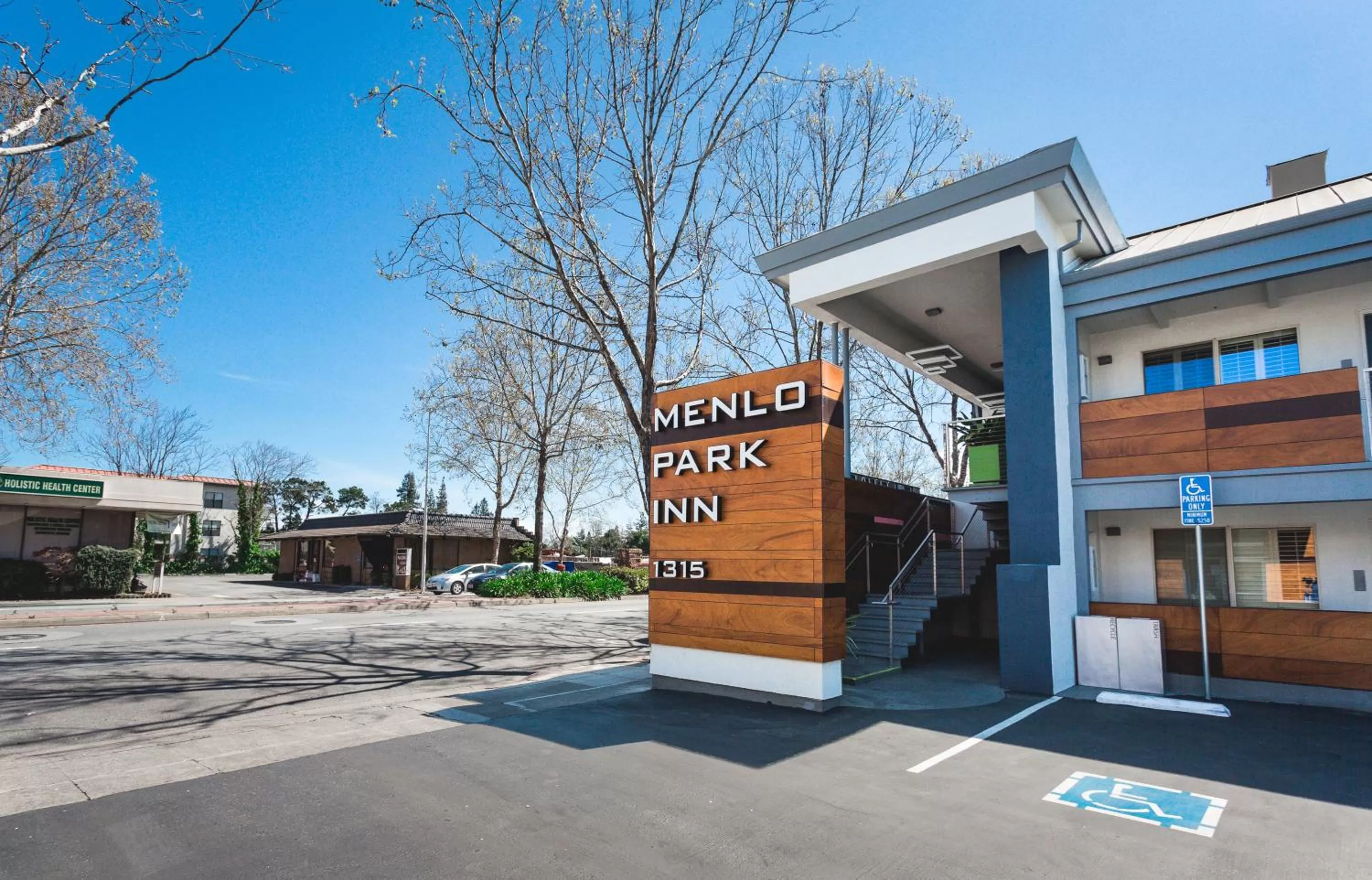 Property building in Menlo Park Inn