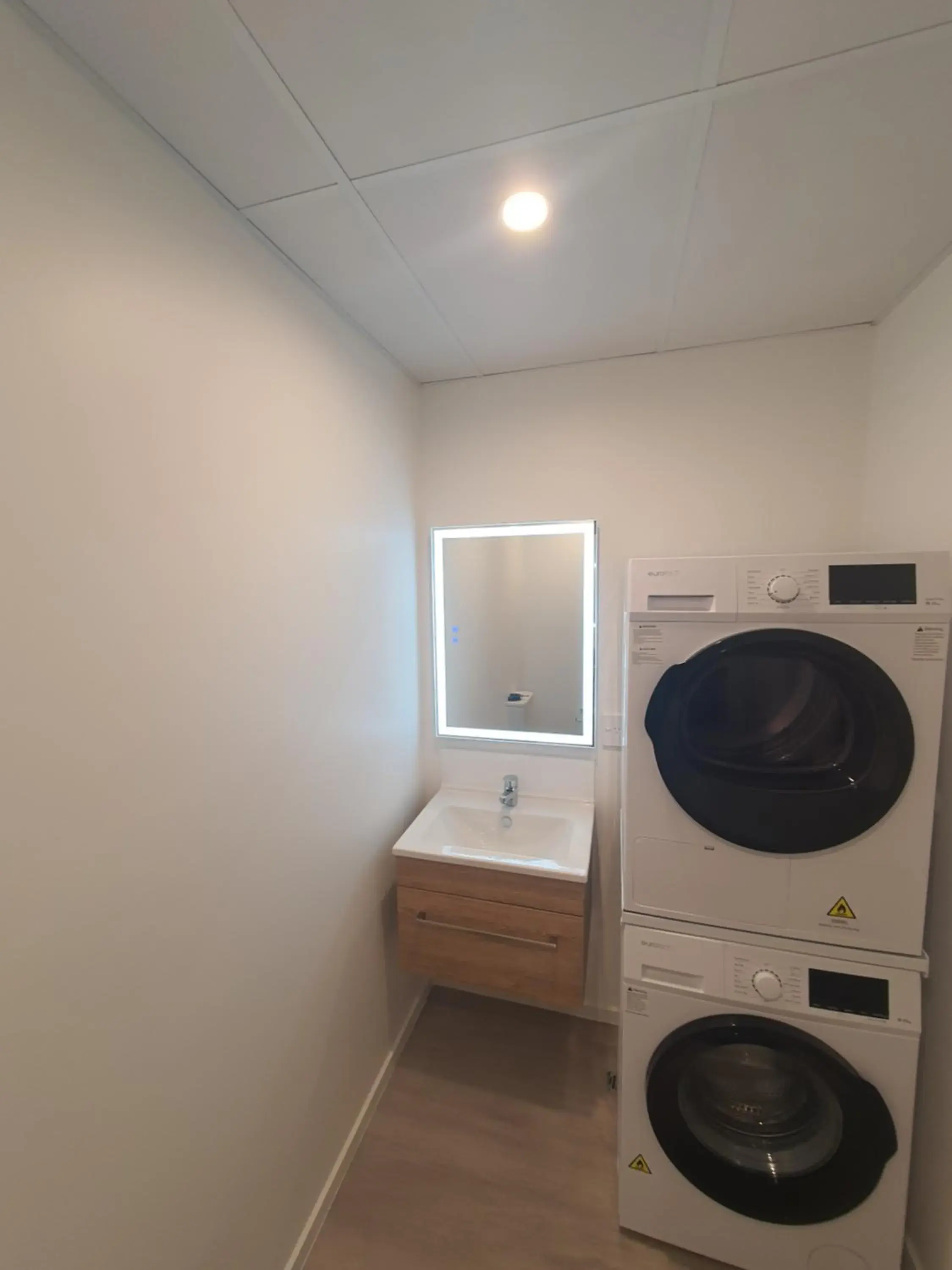 washing machine, Bathroom in La Quinta by Wyndham Ellerslie Auckland