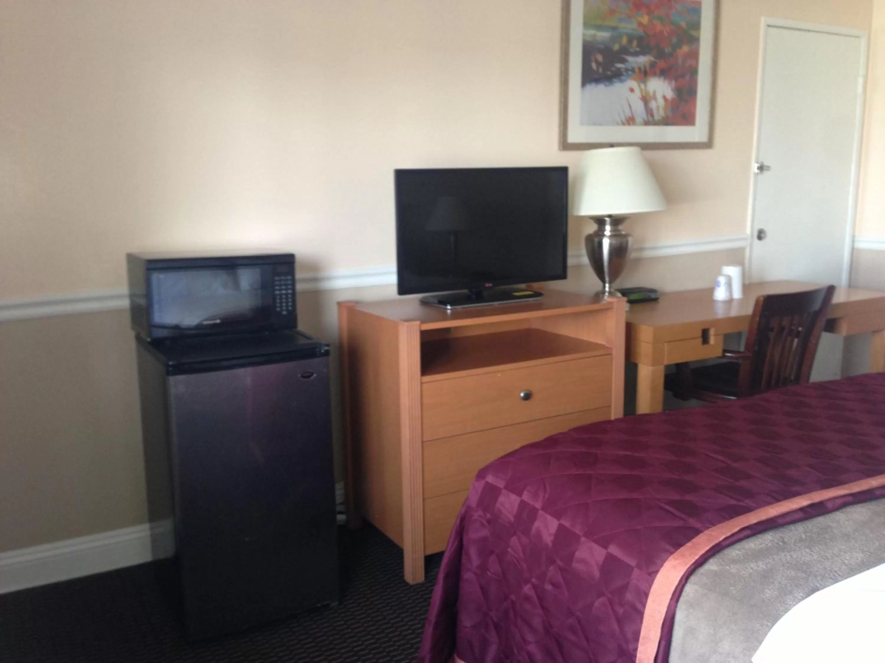 TV and multimedia, Bed in Americas Best Value Inn - Downtown Oakland/Lake Merritt
