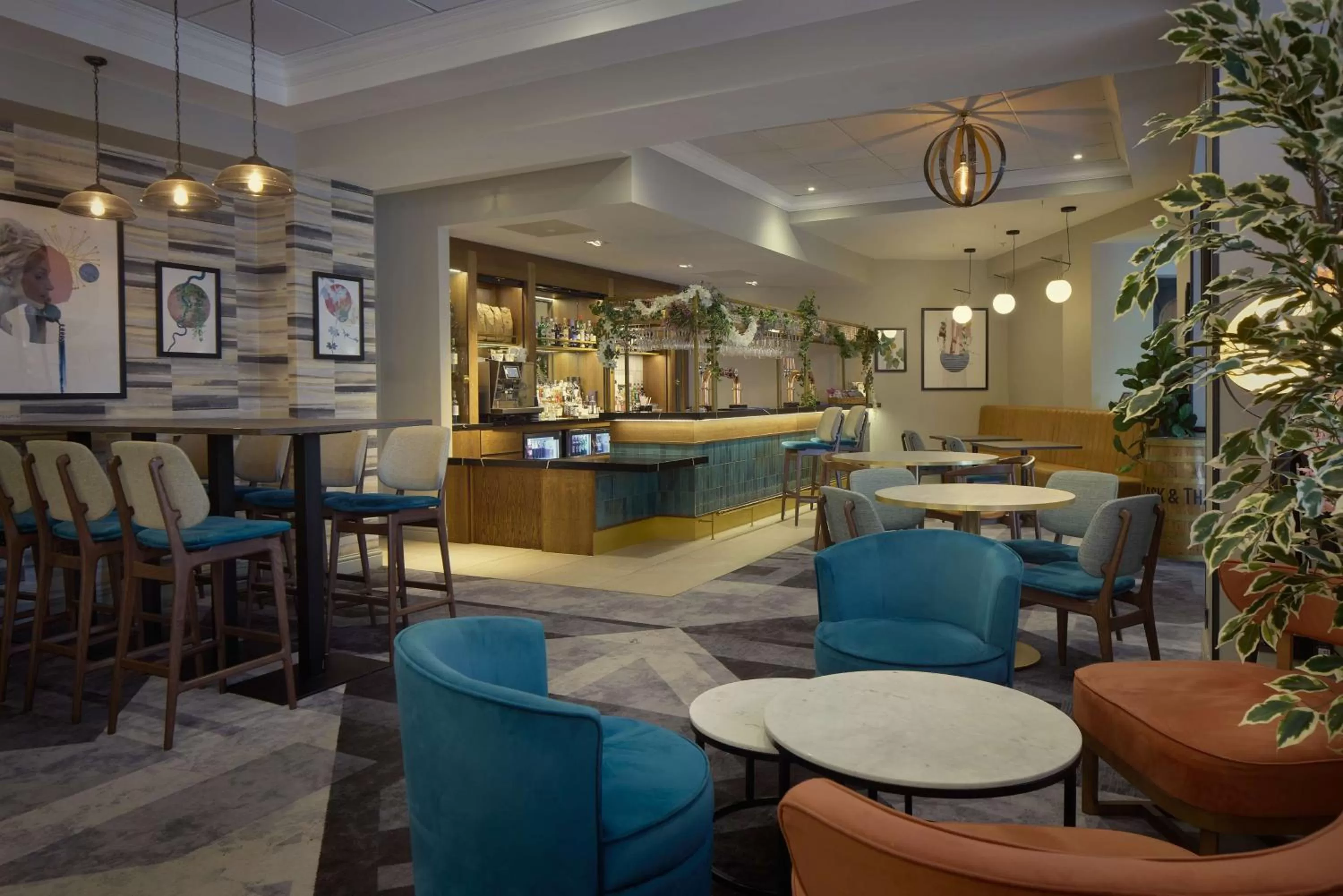 Lounge or bar in DoubleTree by Hilton Dartford Bridge
