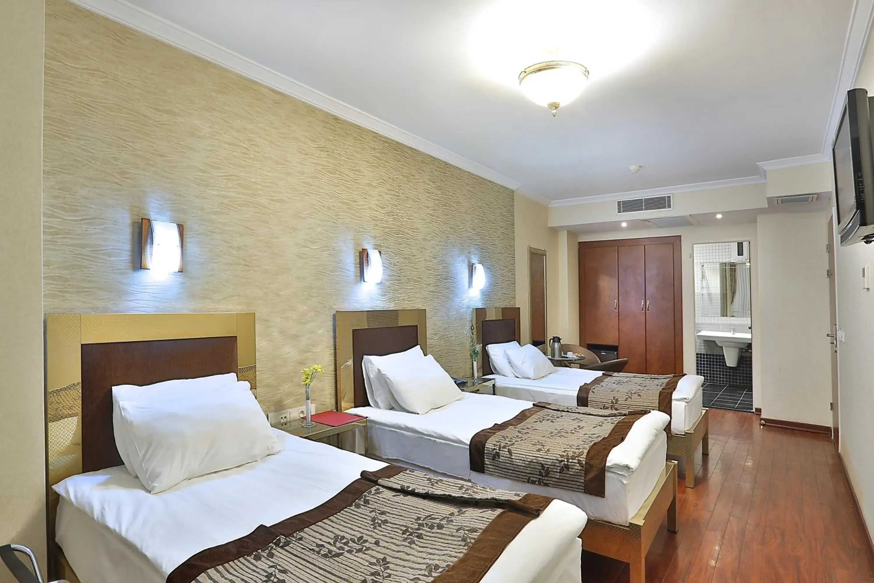 Standard Triple Room in Grand Madrid Hotel