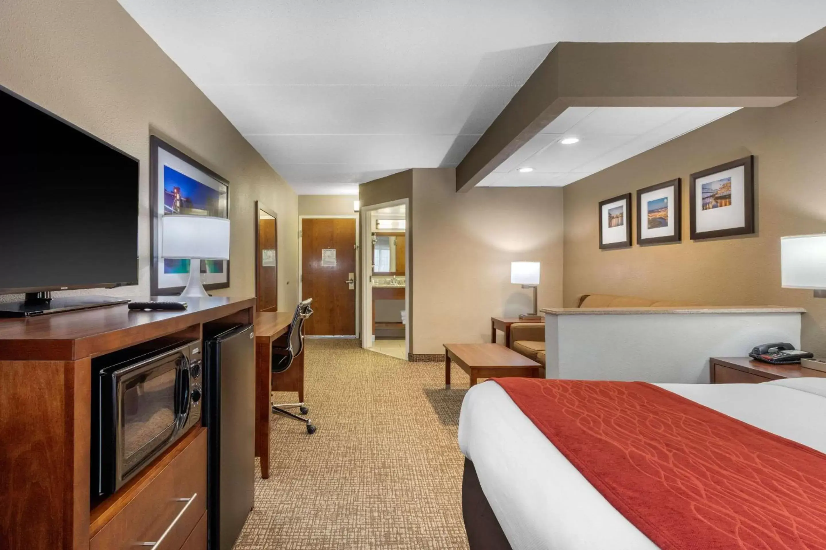 Photo of the whole room, TV/Entertainment Center in Comfort Inn & Suites Hamilton Place