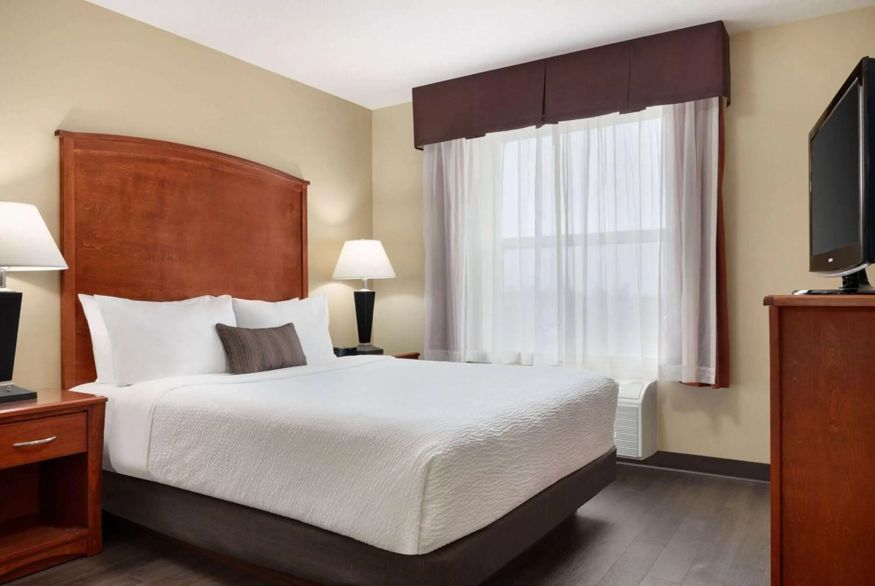 Photo of the whole room, Bed in Days Inn & Suites by Wyndham Sherwood Park Edmonton