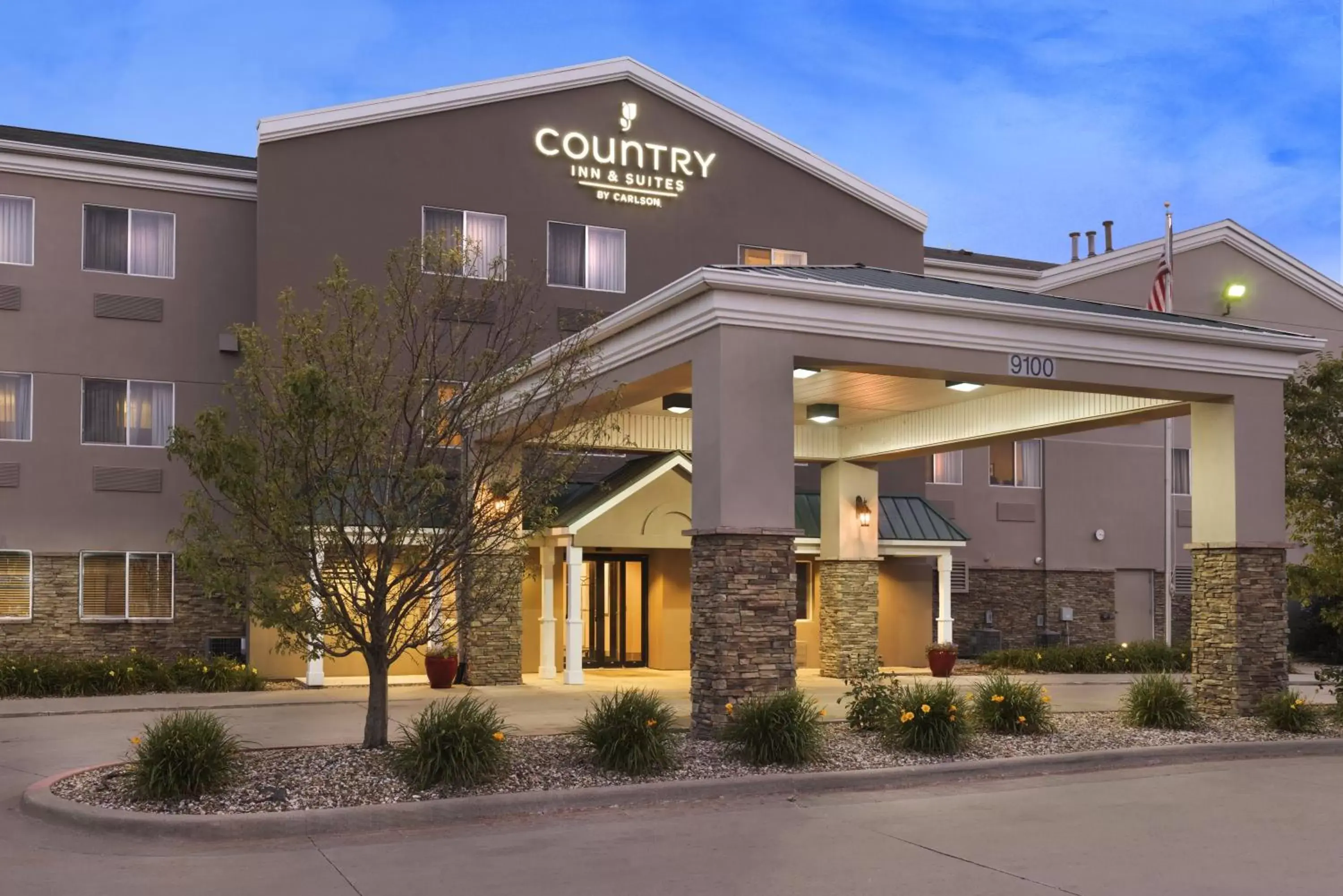 Facade/entrance, Property Building in Country Inn & Suites by Radisson, Cedar Rapids Airport, IA