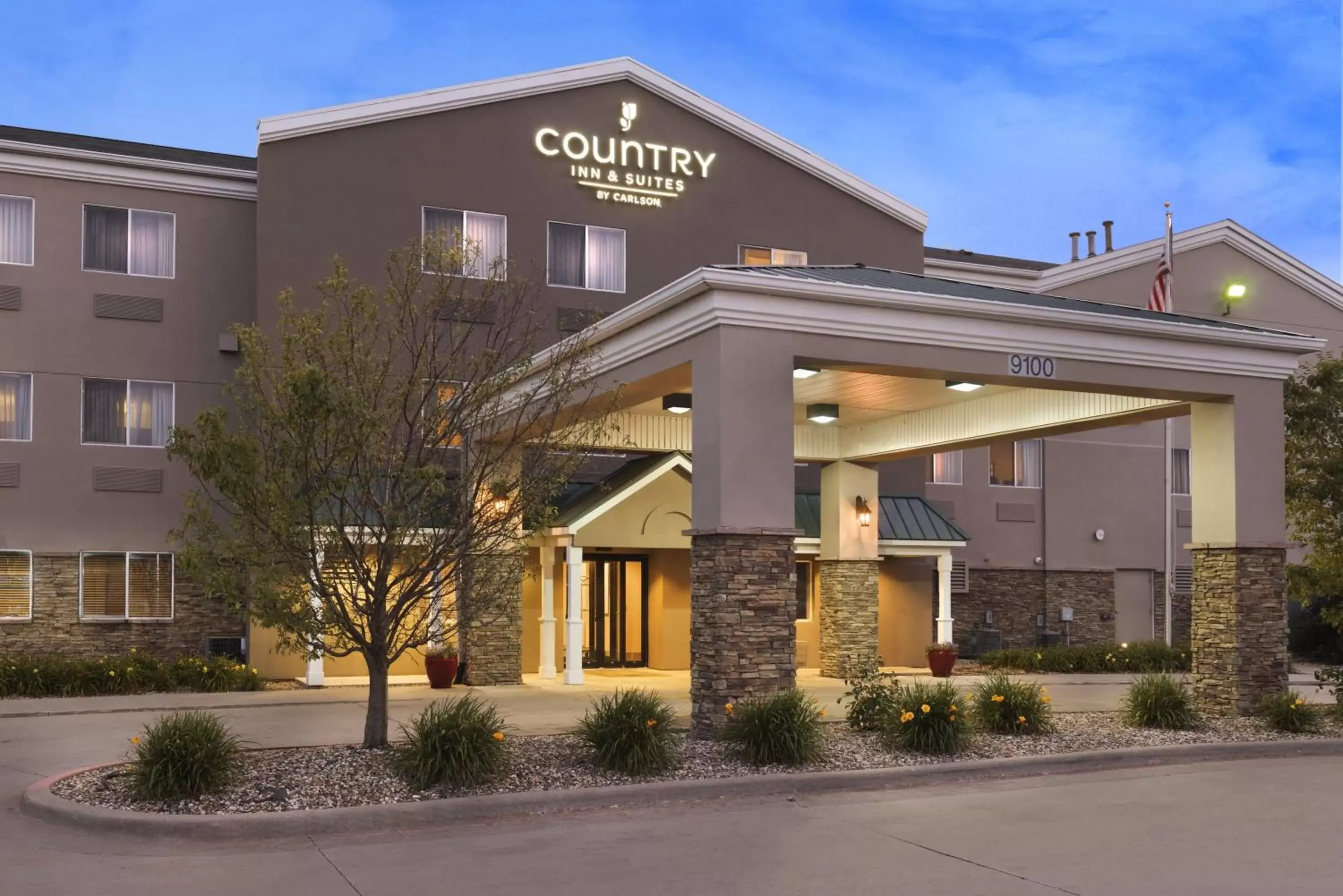 Property building in Country Inn & Suites by Radisson, Cedar Rapids Airport, IA Property building in Country Inn & Suites by Radisson, Cedar Rapids Airport, IA