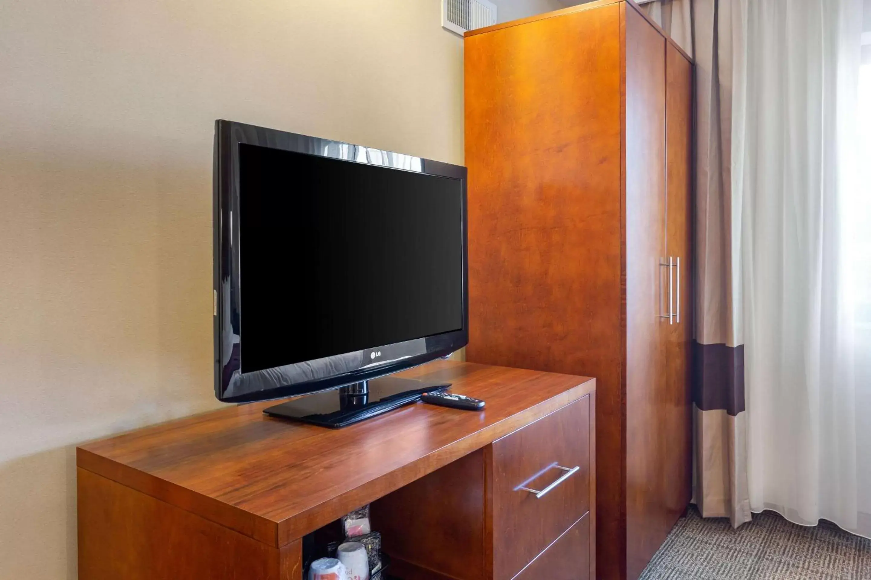 Bedroom, TV/Entertainment Center in Comfort Suites Oakbrook Terrace near Oakbrook Center