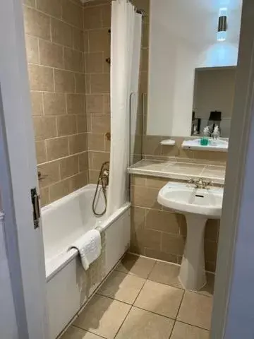 Bathroom in The Saracens Head Hotel