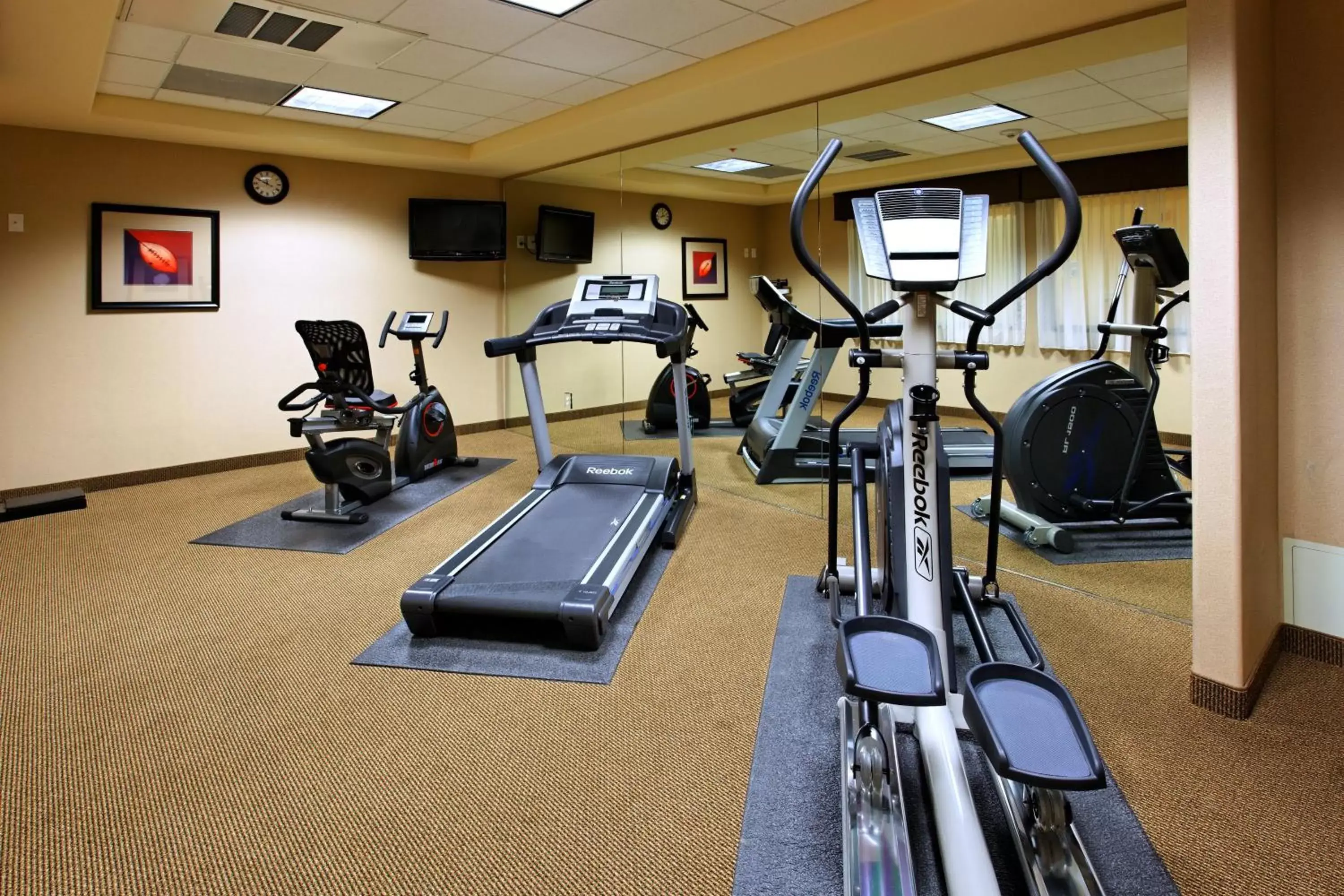 Spa and wellness centre/facilities, Fitness Center/Facilities in Holiday Inn Express Fresno Northwest - Herndon, an IHG Hotel