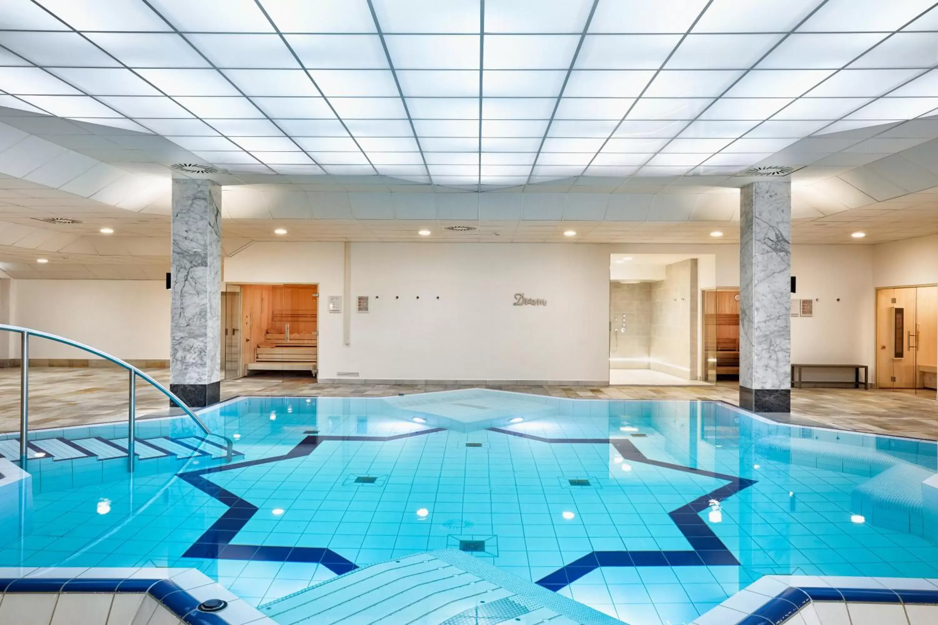 Swimming Pool in H+ Hotel Wiesbaden Niedernhausen