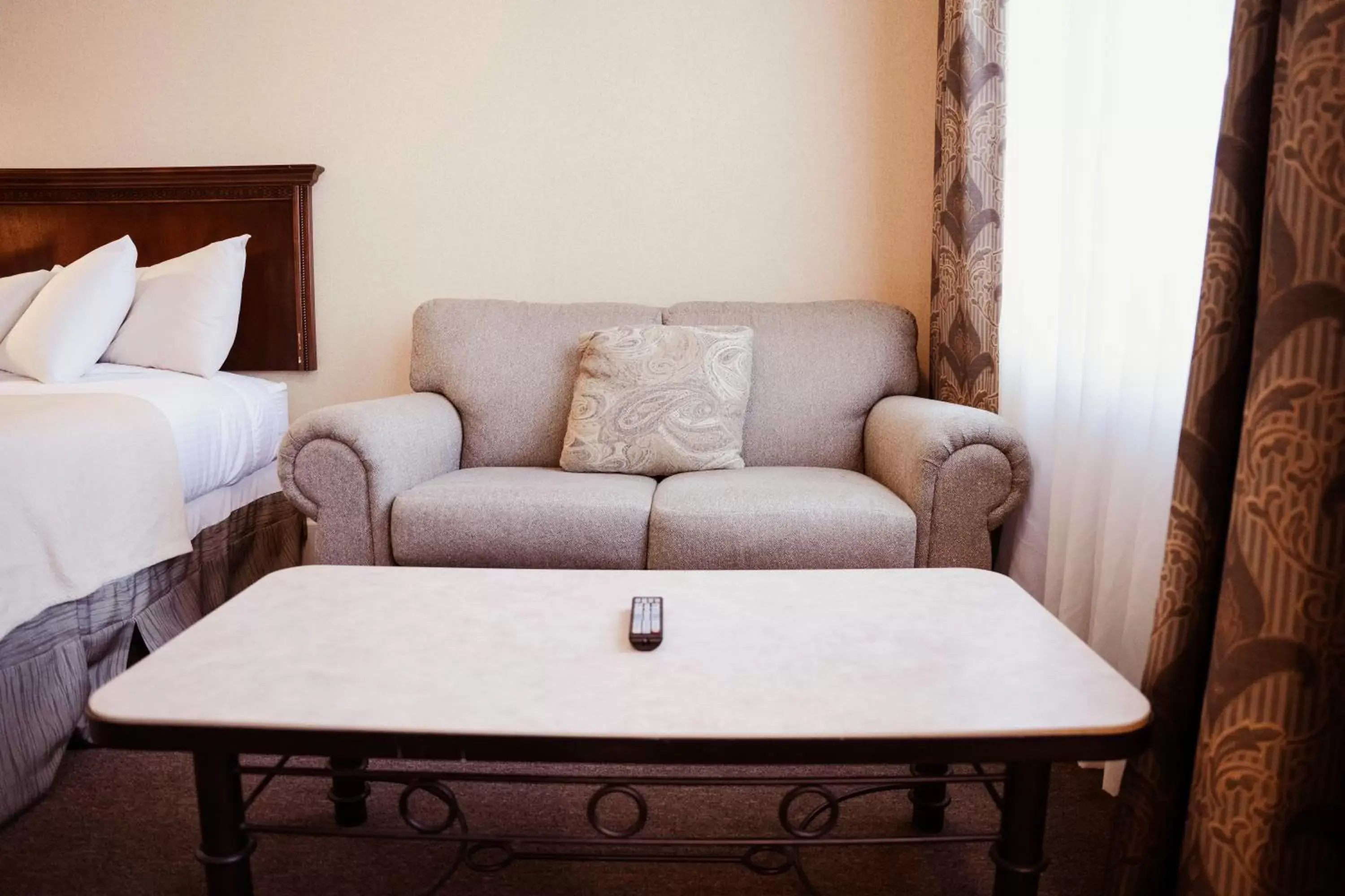 Bed, Seating Area in Phoenix Inn Resort