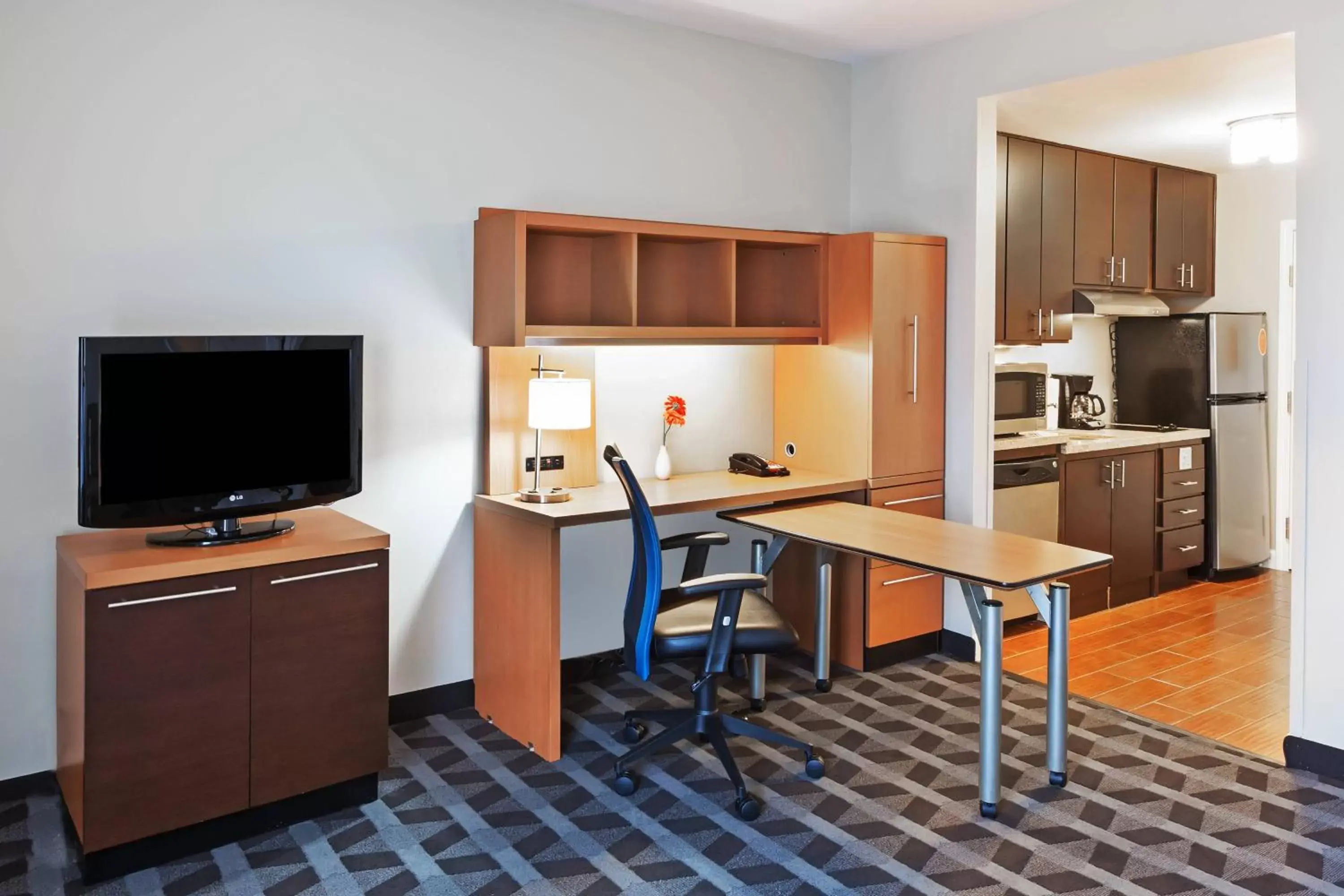 Bedroom, Kitchen/Kitchenette in TownePlace Suites by Marriott Tulsa North/Owasso