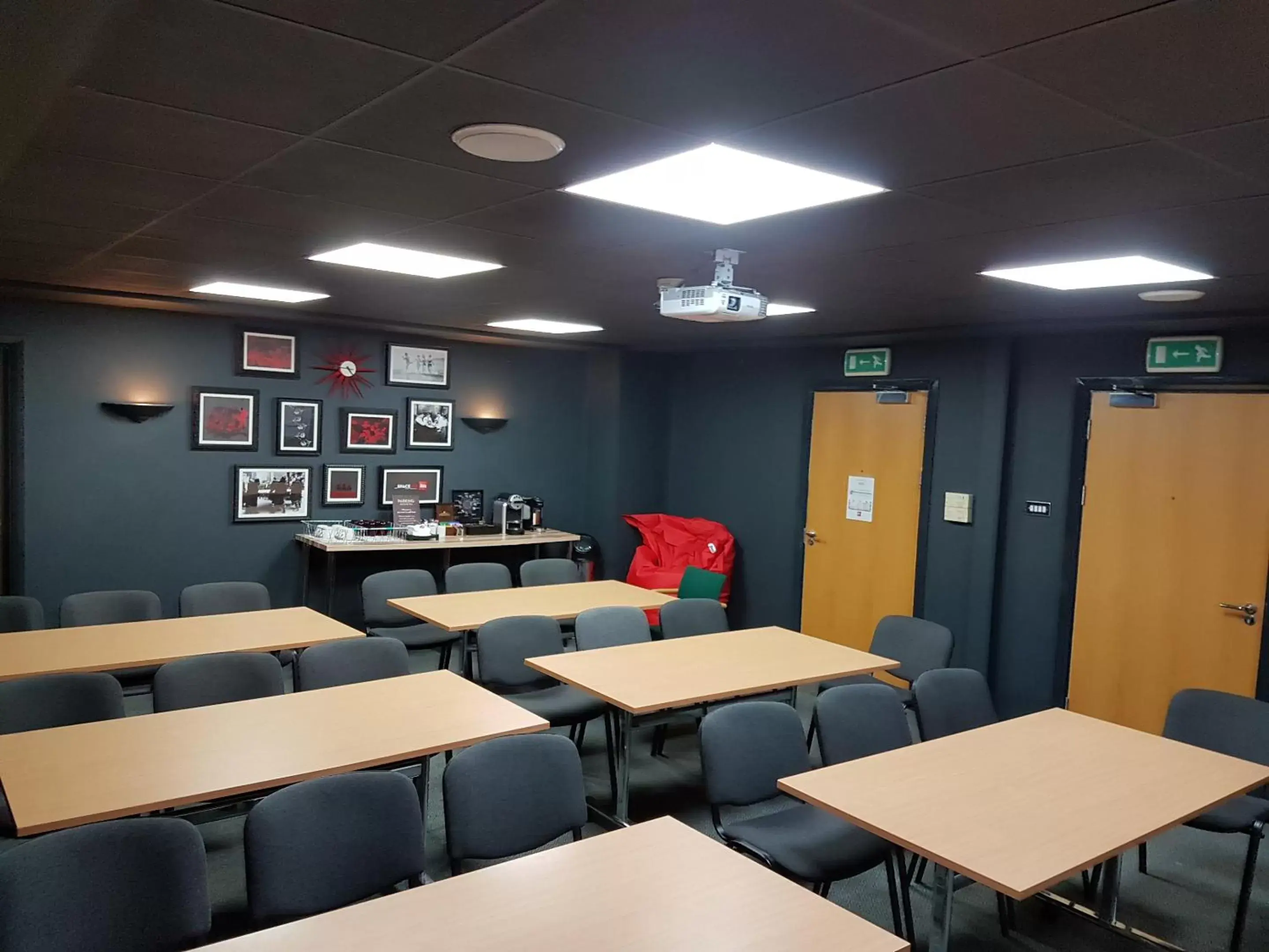 Meeting/conference room, Restaurant/Places to Eat in ibis Cardiff Gate - International Business Park