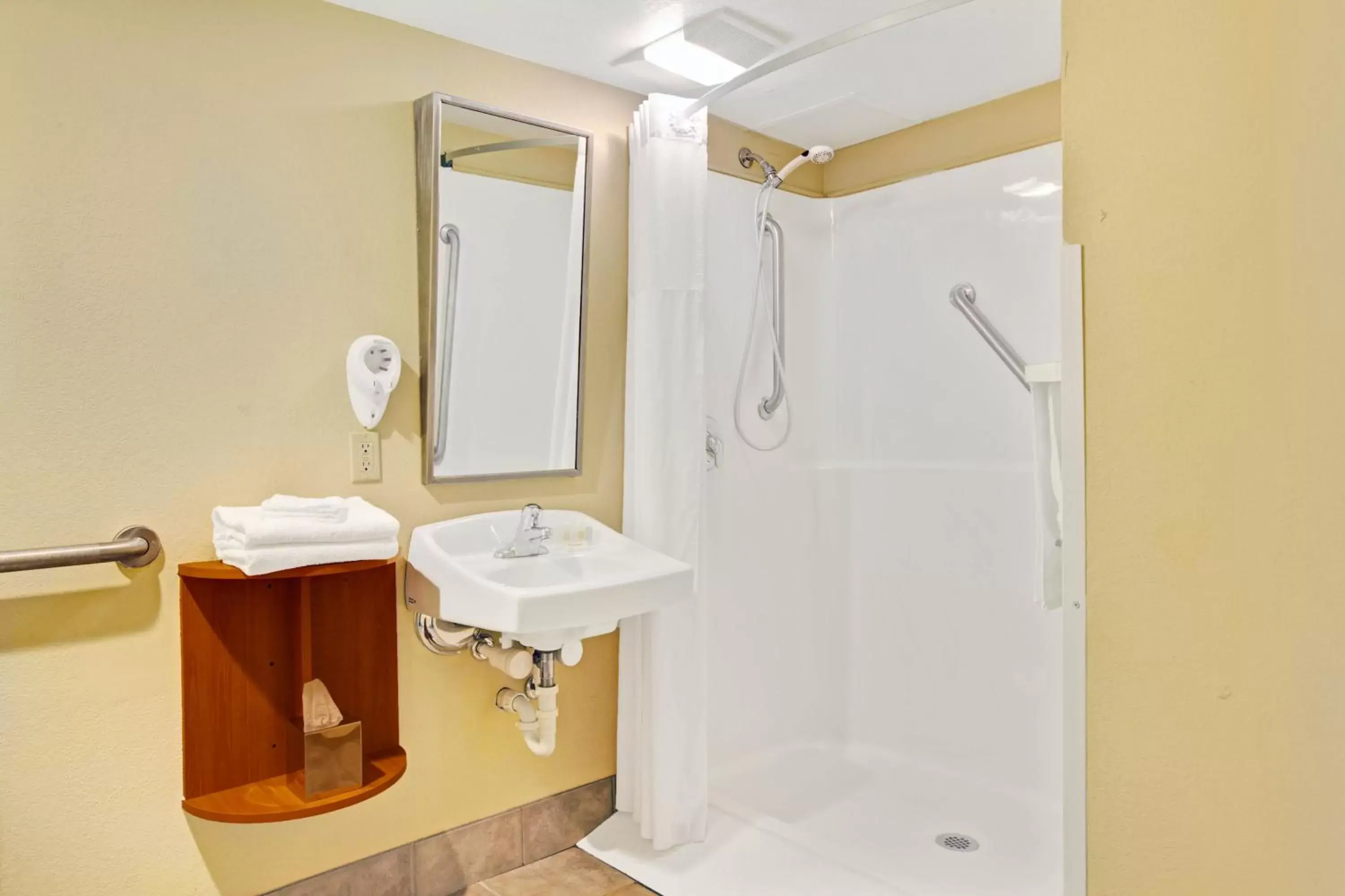 Queen Room - Disability Access/Non-Smoking in Days Inn by Wyndham East Windsor/Hightstown Queen Room - Disability Access/Non-Smoking in Days Inn by Wyndham East Windsor/Hightstown