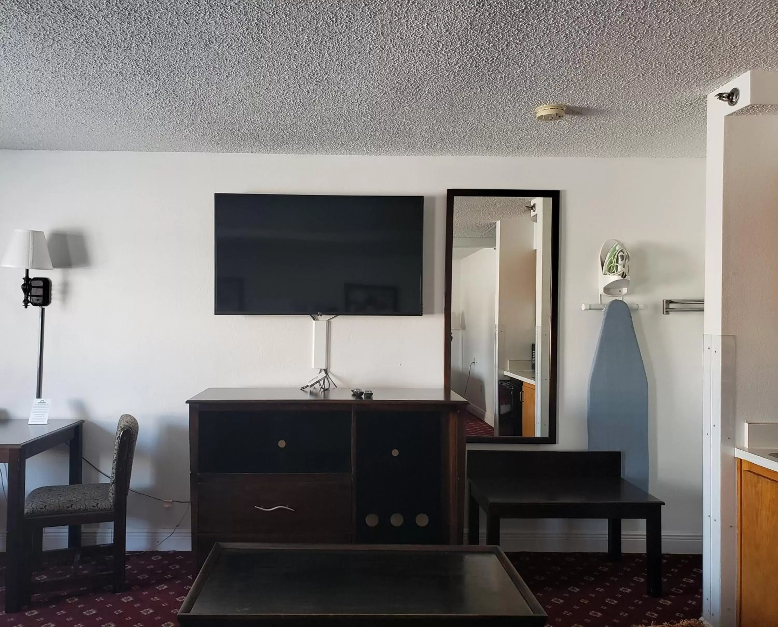 Seating area, TV/Entertainment Center in Days Inn by Wyndham Lake Village