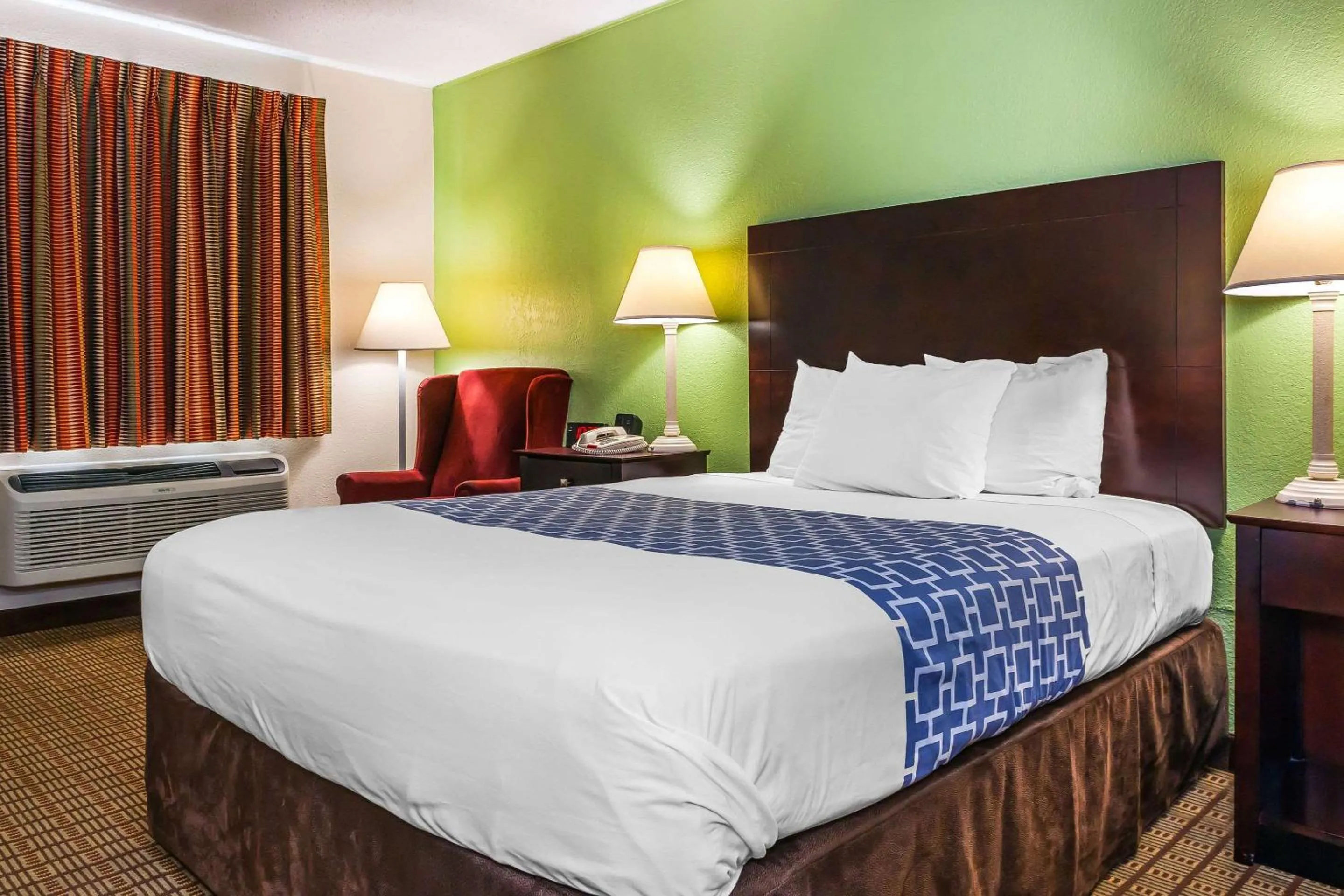 Photo of the whole room, Bed in Econo Lodge Vincennes