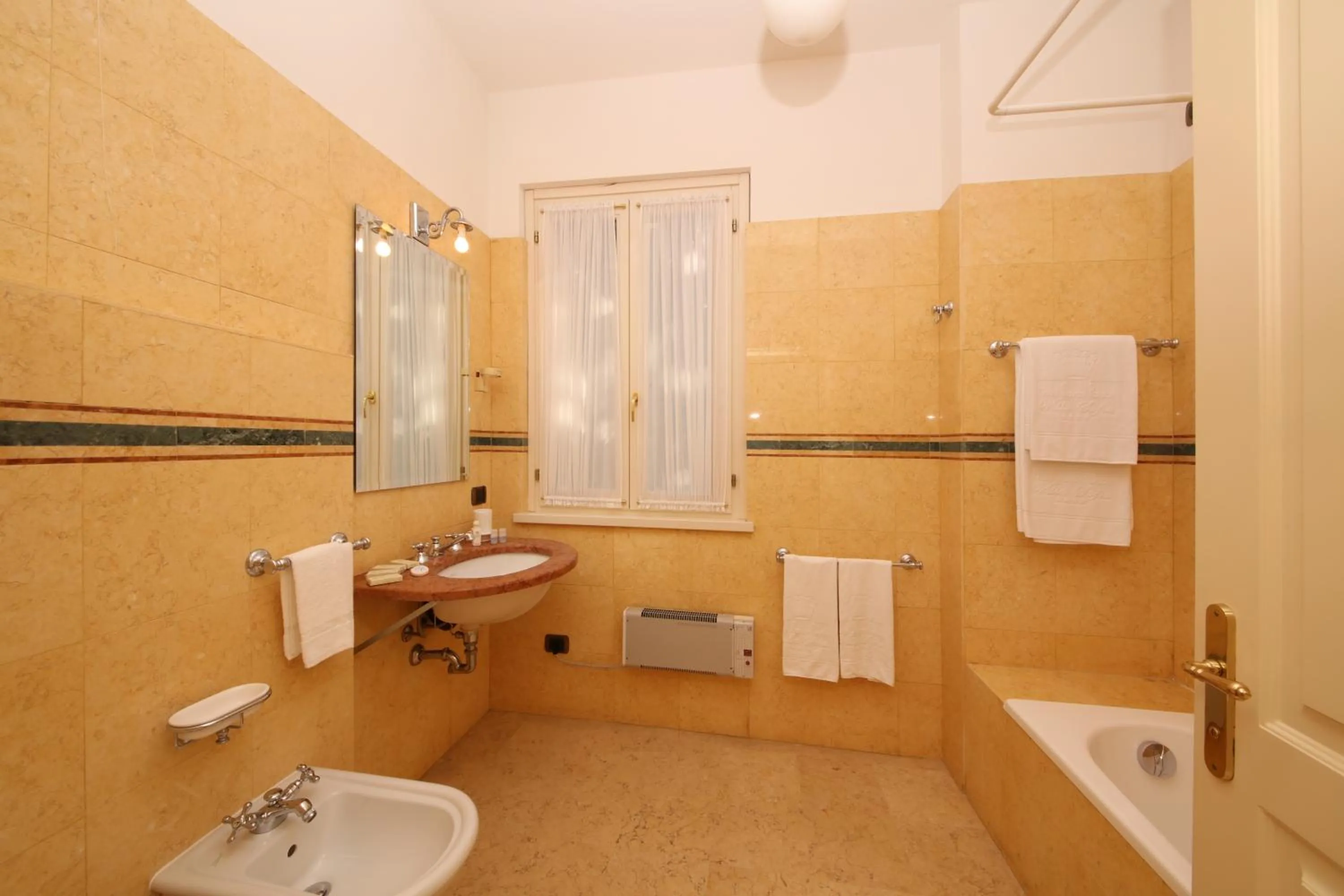 Bathroom in Villa Sofia Hotel