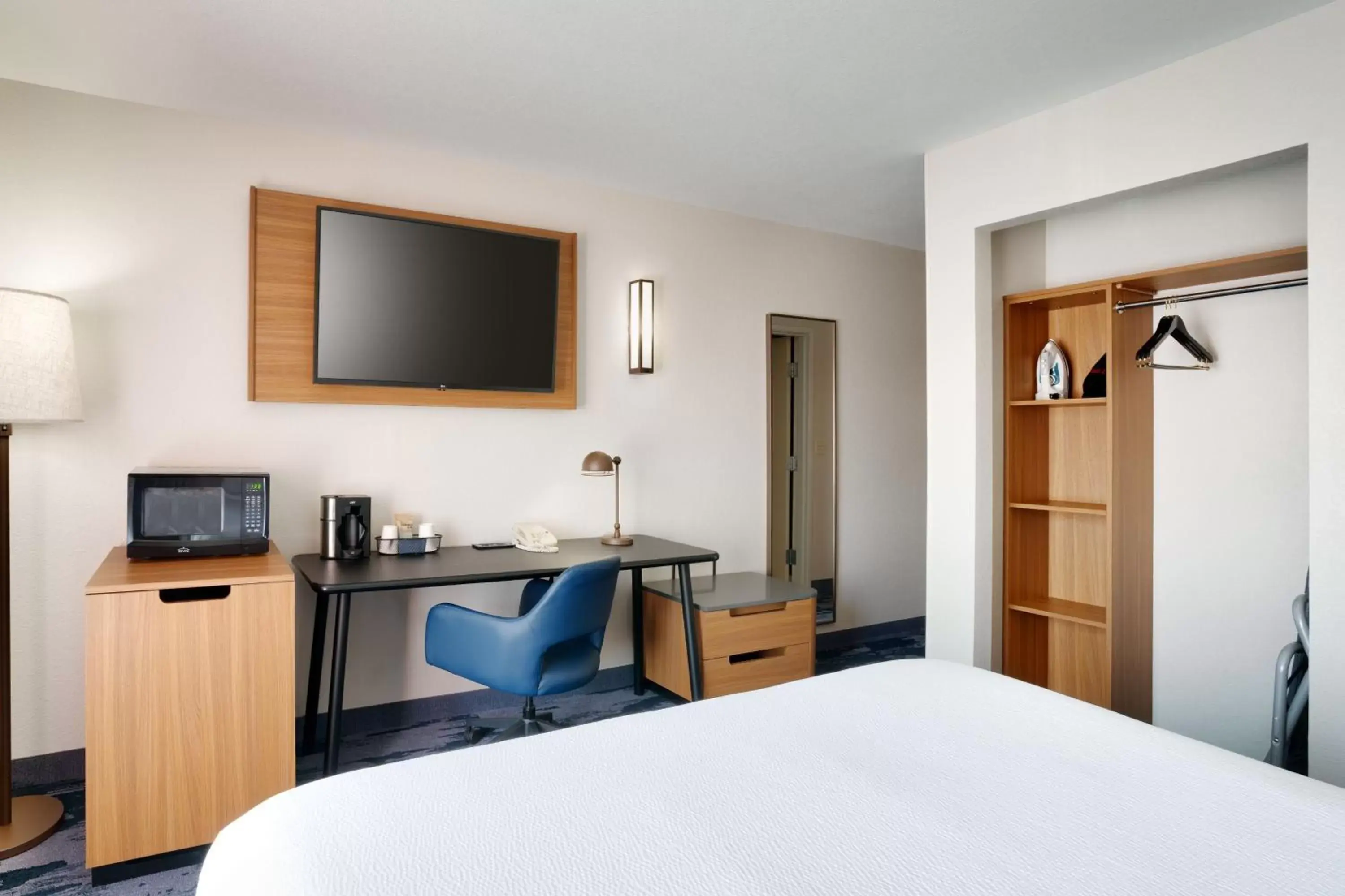 Photo of the whole room, TV/Entertainment Center in Fairfield Inn & Suites by Marriott Yakima