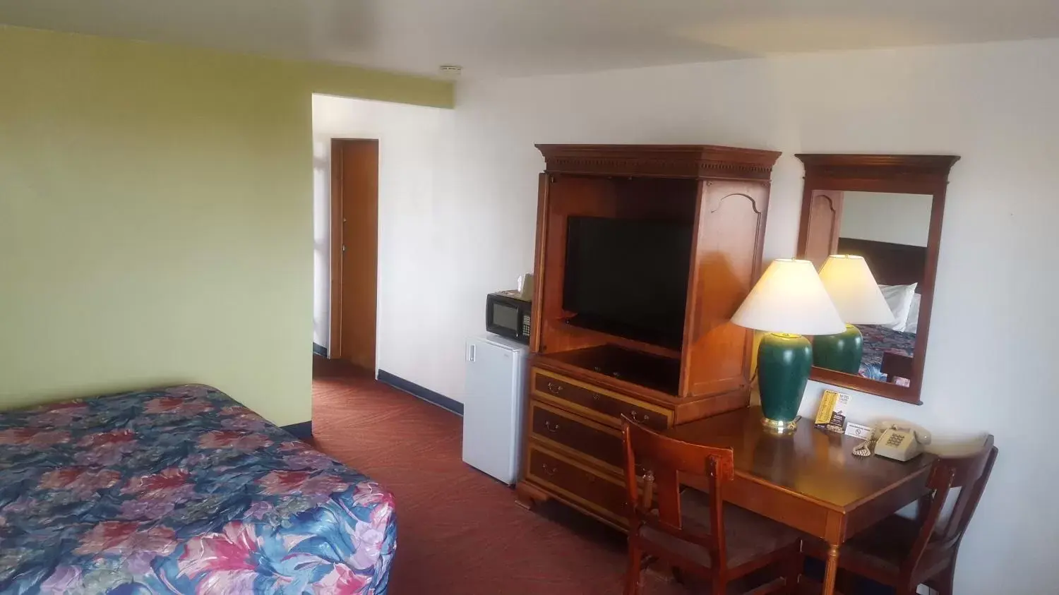 Photo of the whole room, TV/Entertainment Center in Motel Oasis