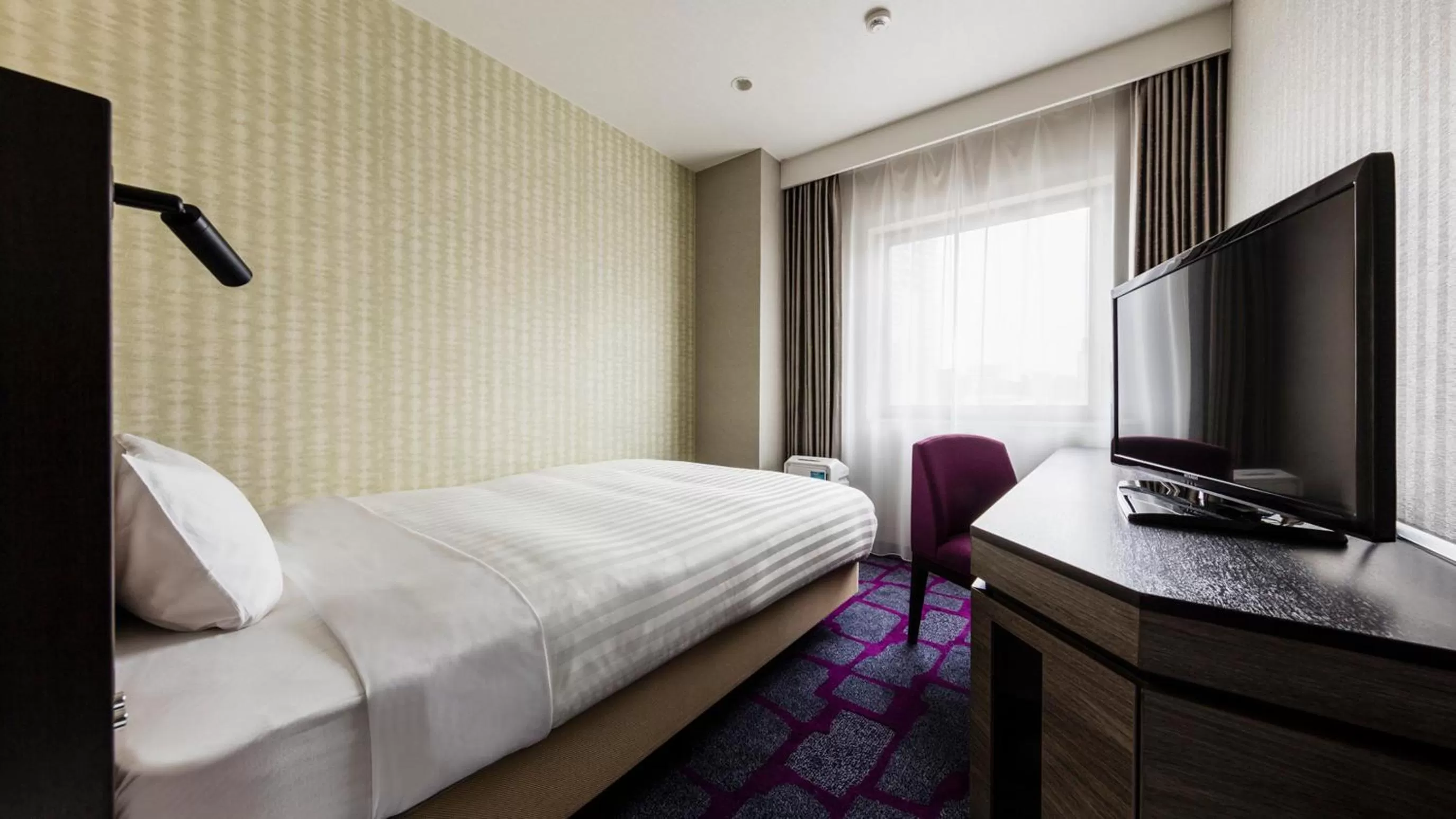 Bed in JR-East Hotel Mets Urawa