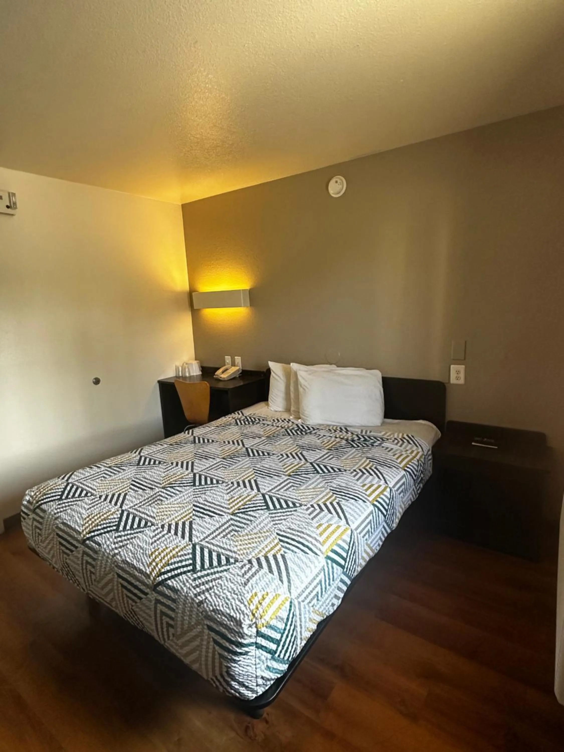 Bed in Motel 6-San Diego, CA - Hotel Circle - Mission Valley