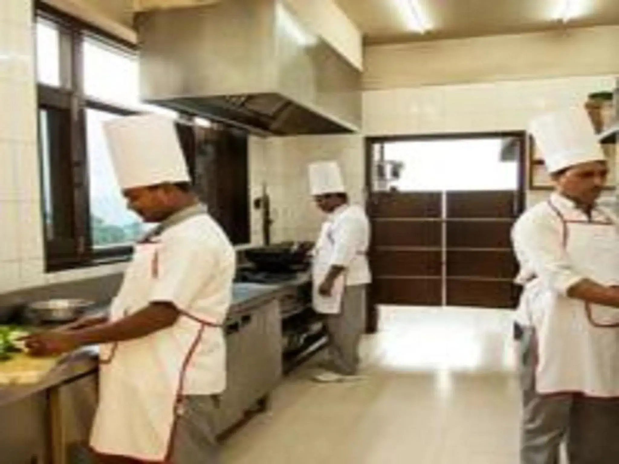 Kitchen or kitchenette, Guests in Flag House Resort (18 Kms From Shimla)