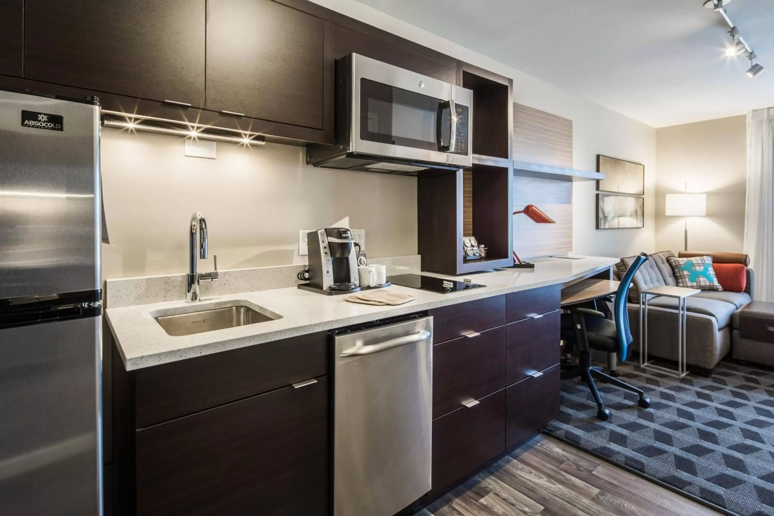 Kitchen or kitchenette, Kitchen/Kitchenette in TownePlace Suites by Marriott Cleveland