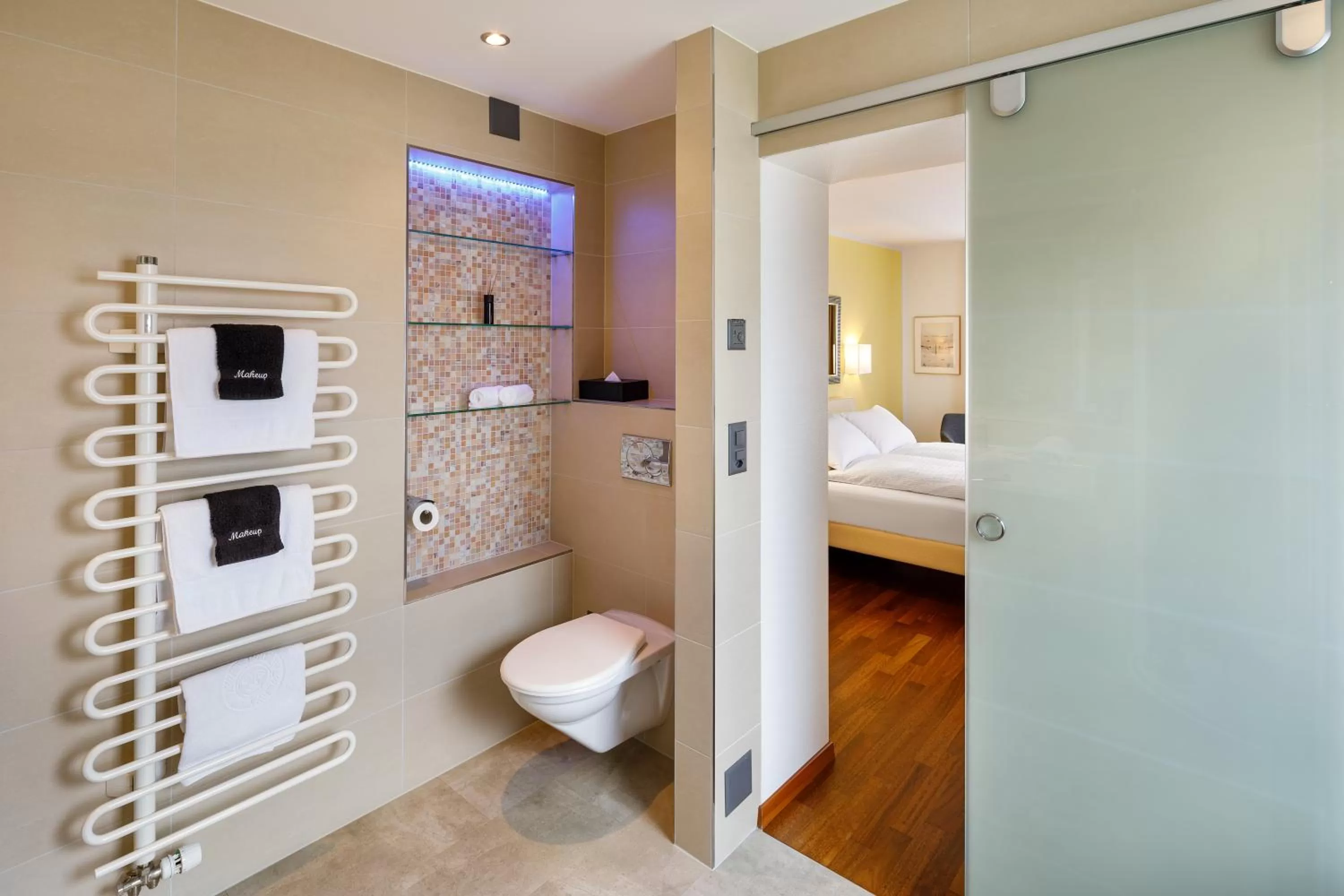 Bathroom, Bed in Aparthotel Familie Hugenschmidt