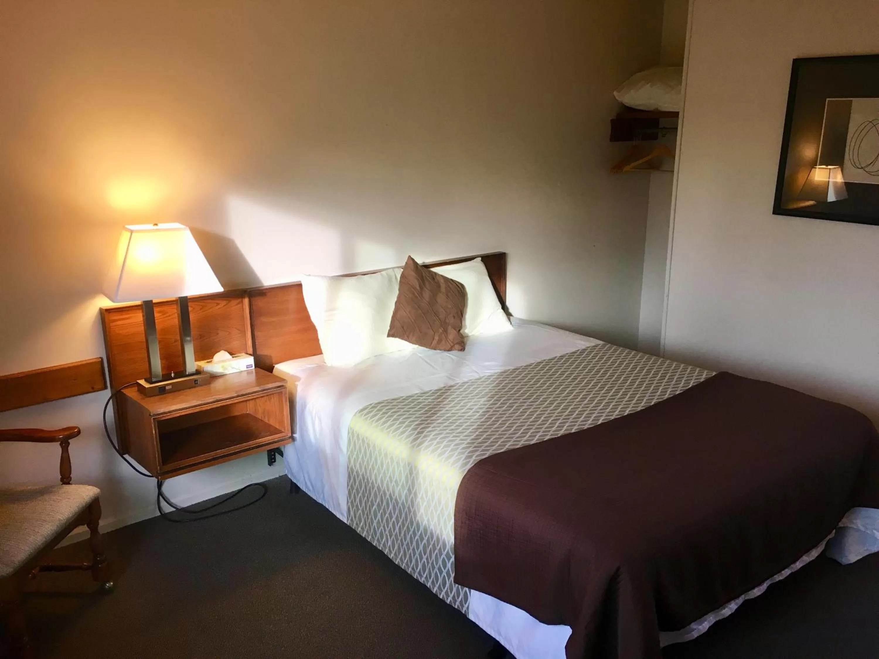 Bed in Fuller Lake Chemainus Motel