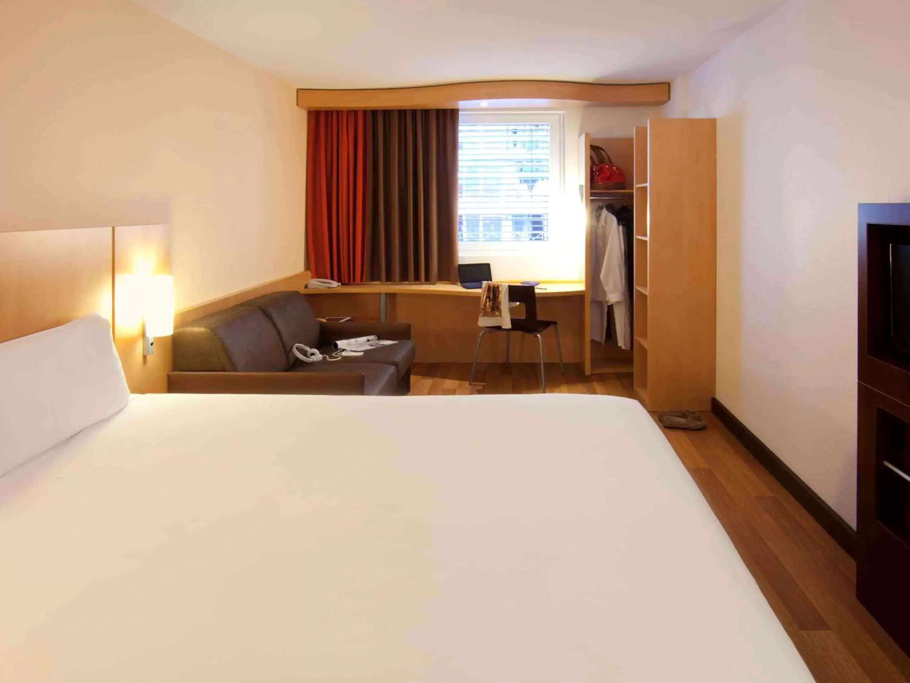 Photo of the whole room, Bed in ibis Genève Centre Nations