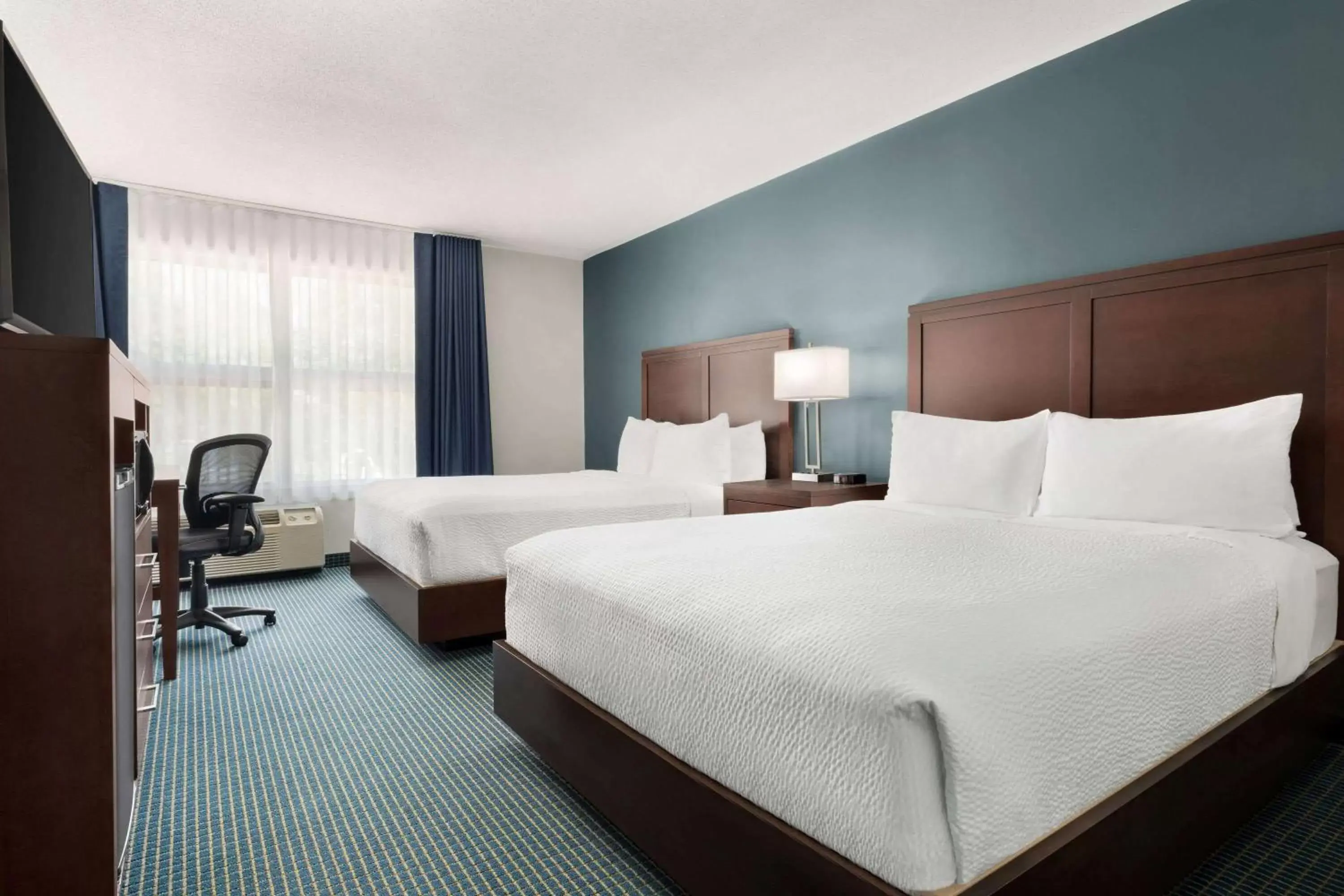 Photo of the whole room, Bed in Days Inn by Wyndham Sarnia Harbourfront