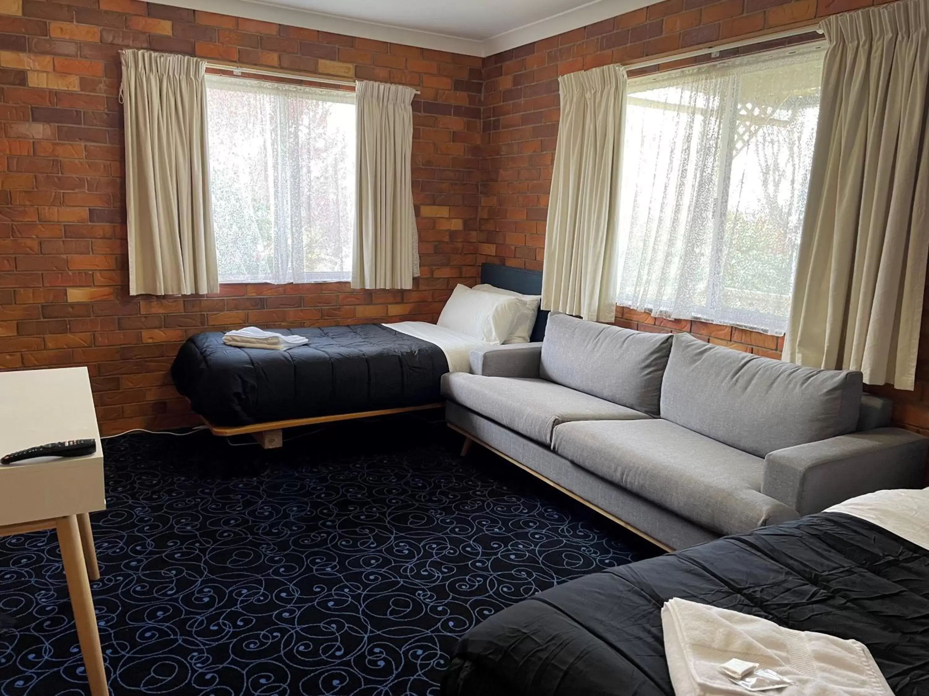 Seating area, Bed in Shiralee Motel Guyra