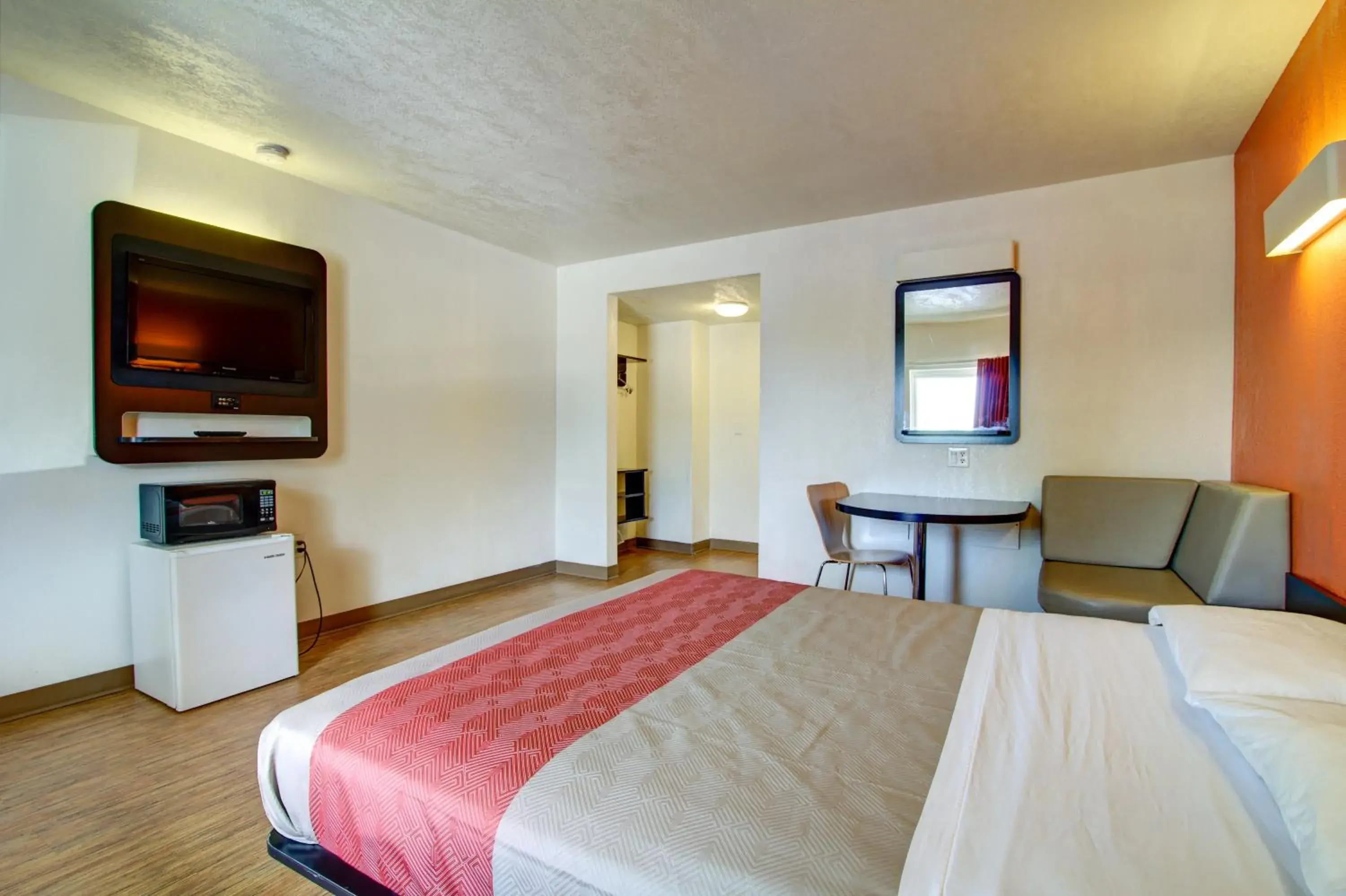 Bedroom, Bed in Motel 6-Richfield, OH