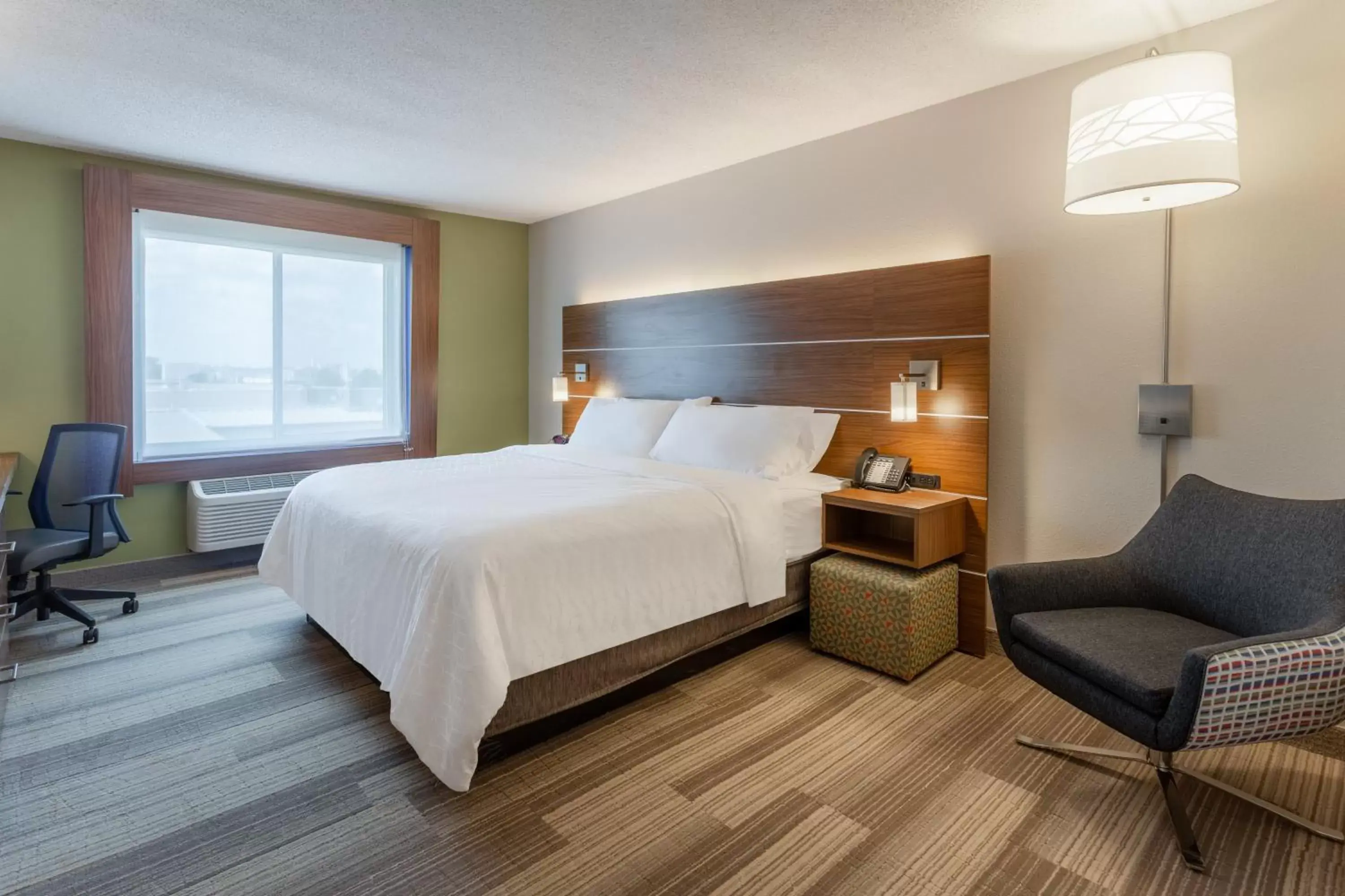 Photo of the whole room, Bed in Holiday Inn Express Hotel & Suites Burlington, an IHG Hotel