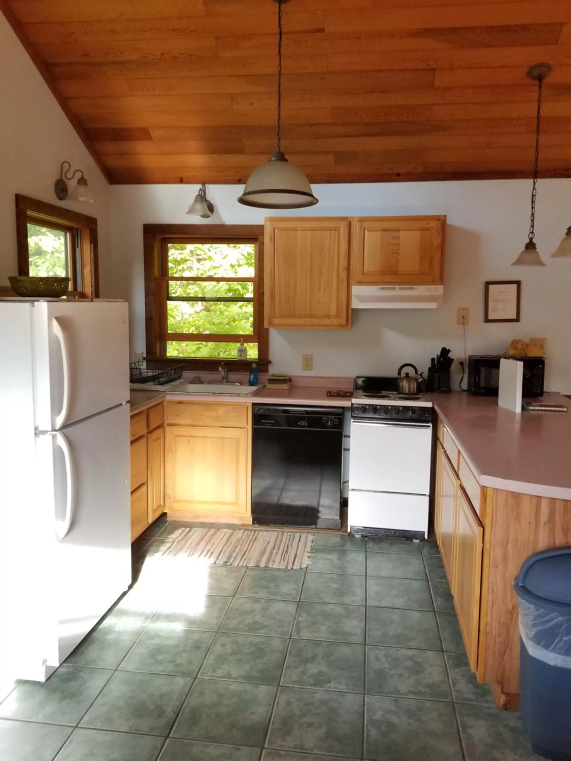 Kitchen/Kitchenette in Trails End Inn