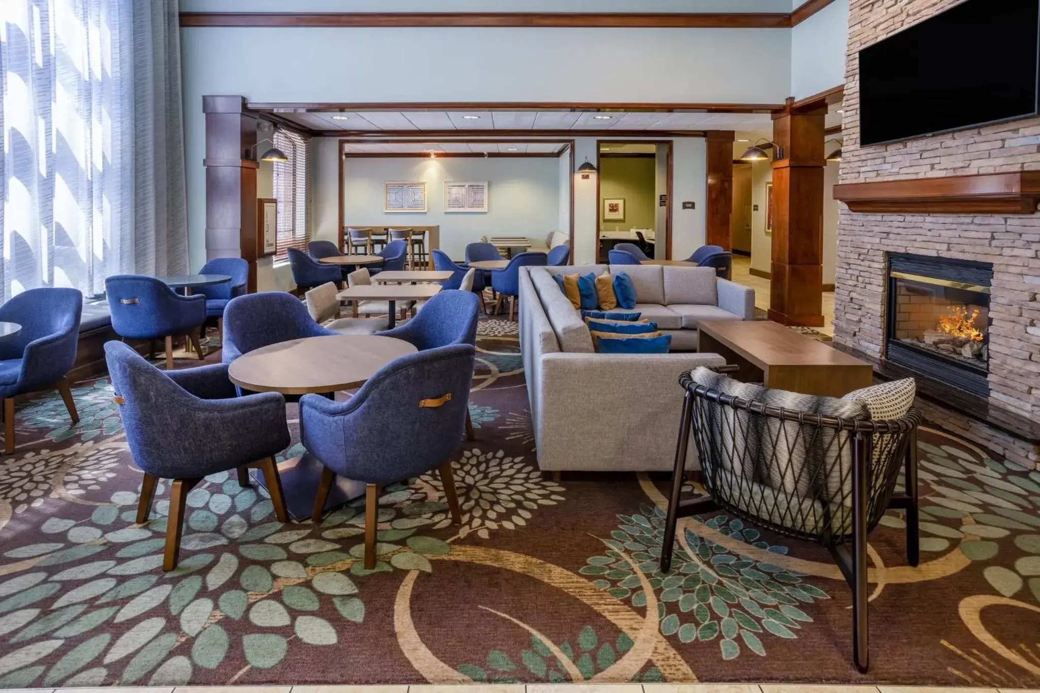 Restaurant/places to eat, Lounge/Bar in Staybridge Suites Wilmington East, an IHG Hotel