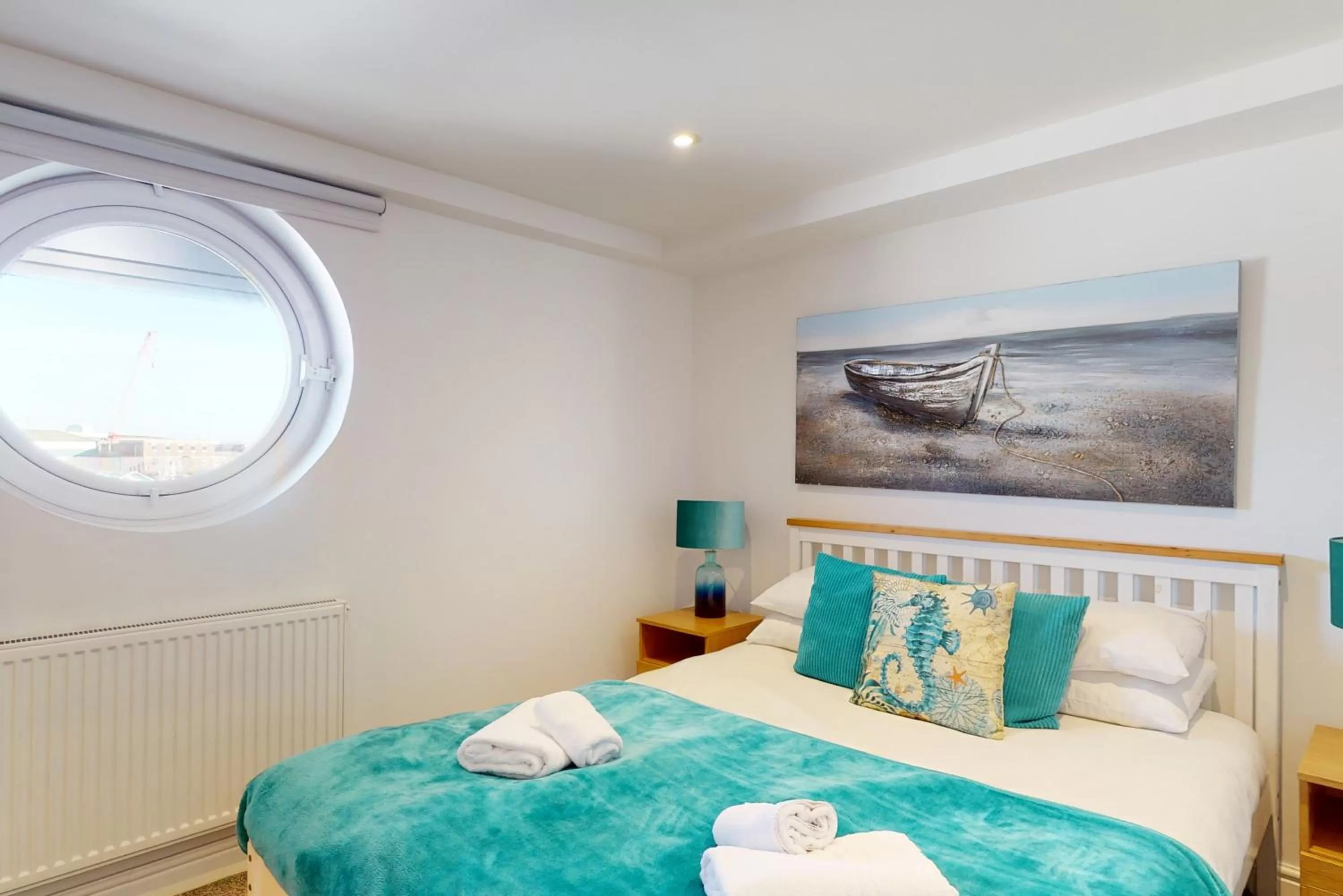 Photo of the whole room, Bed in Crabbers' Wharf