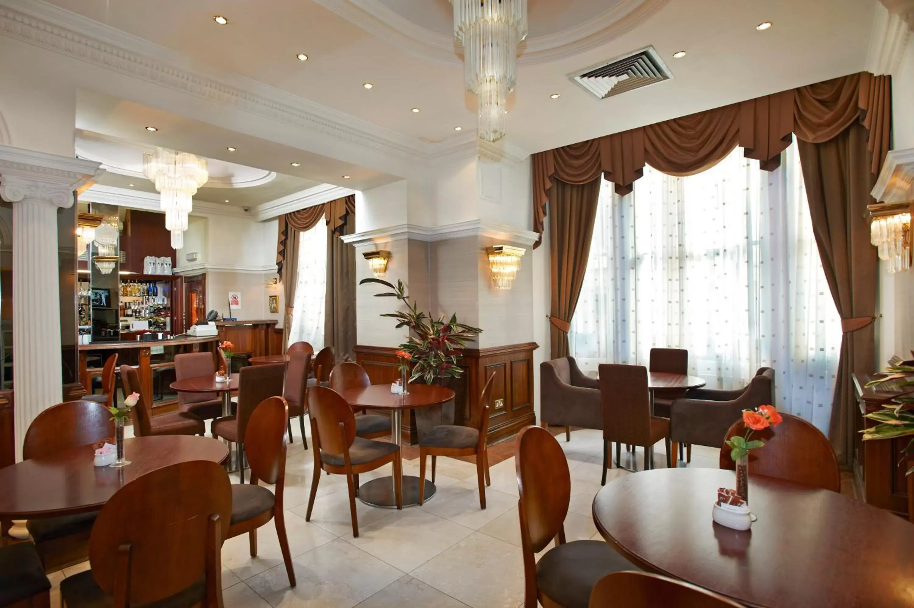 Restaurant/Places to Eat in Royal Eagle Hotel