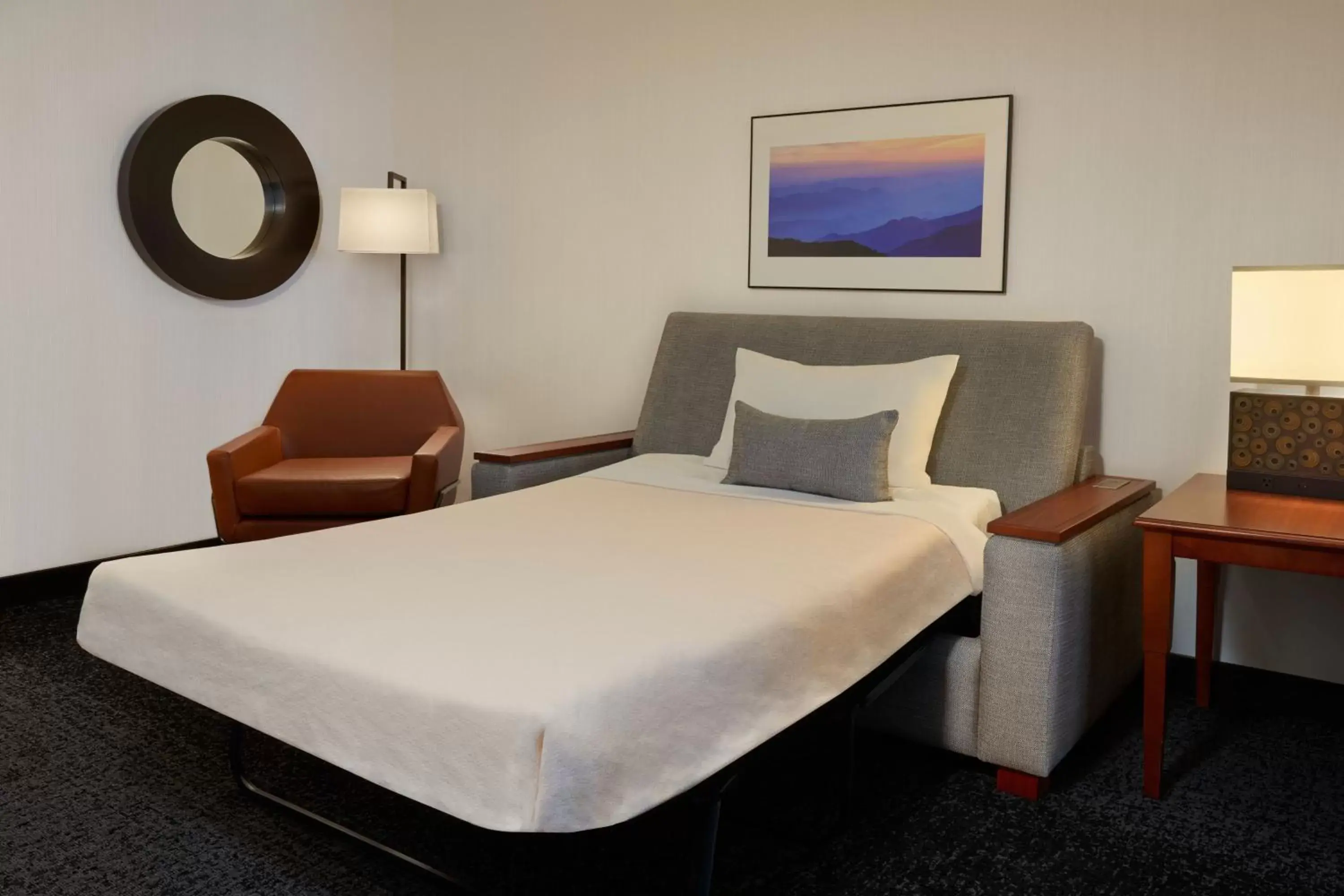 Photo of the whole room, Bed in Courtyard by Marriott Calgary Airport