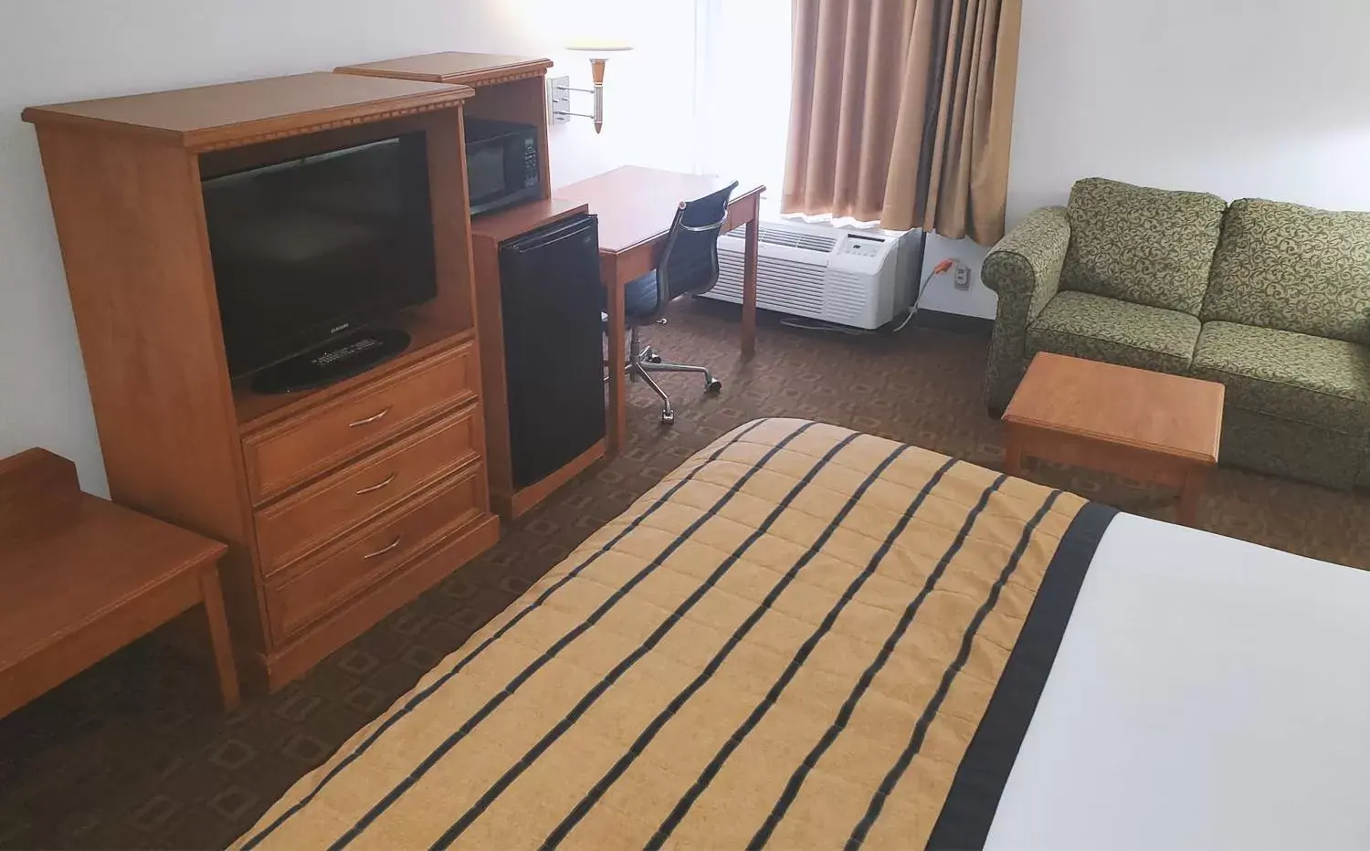 Bed, TV/Entertainment Center in Coratel Inn & Suites by Jasper New Braunfels IH-35 EXT 189