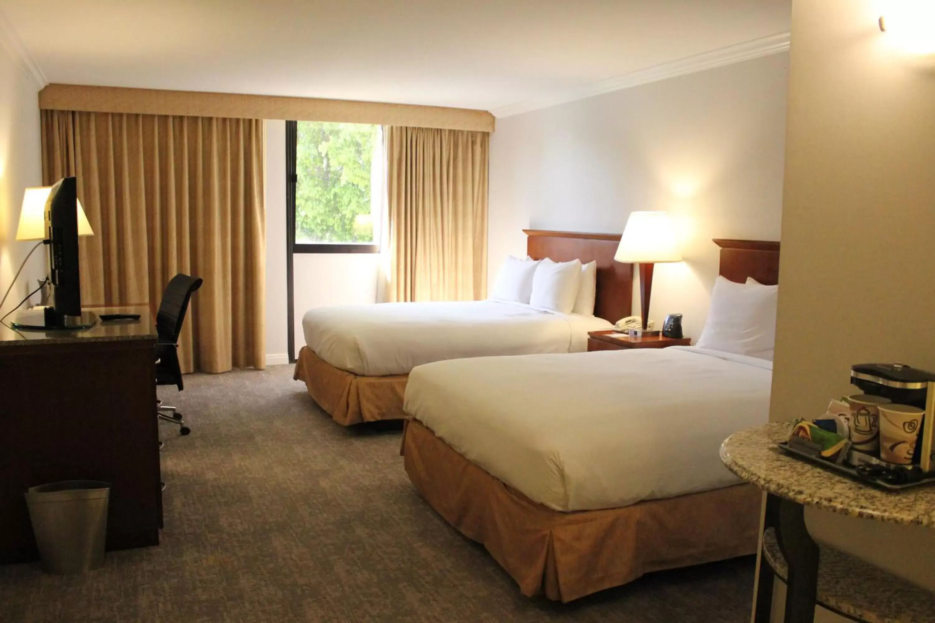 Bedroom, Bed in Ontario Airport Hotel & Conference Center