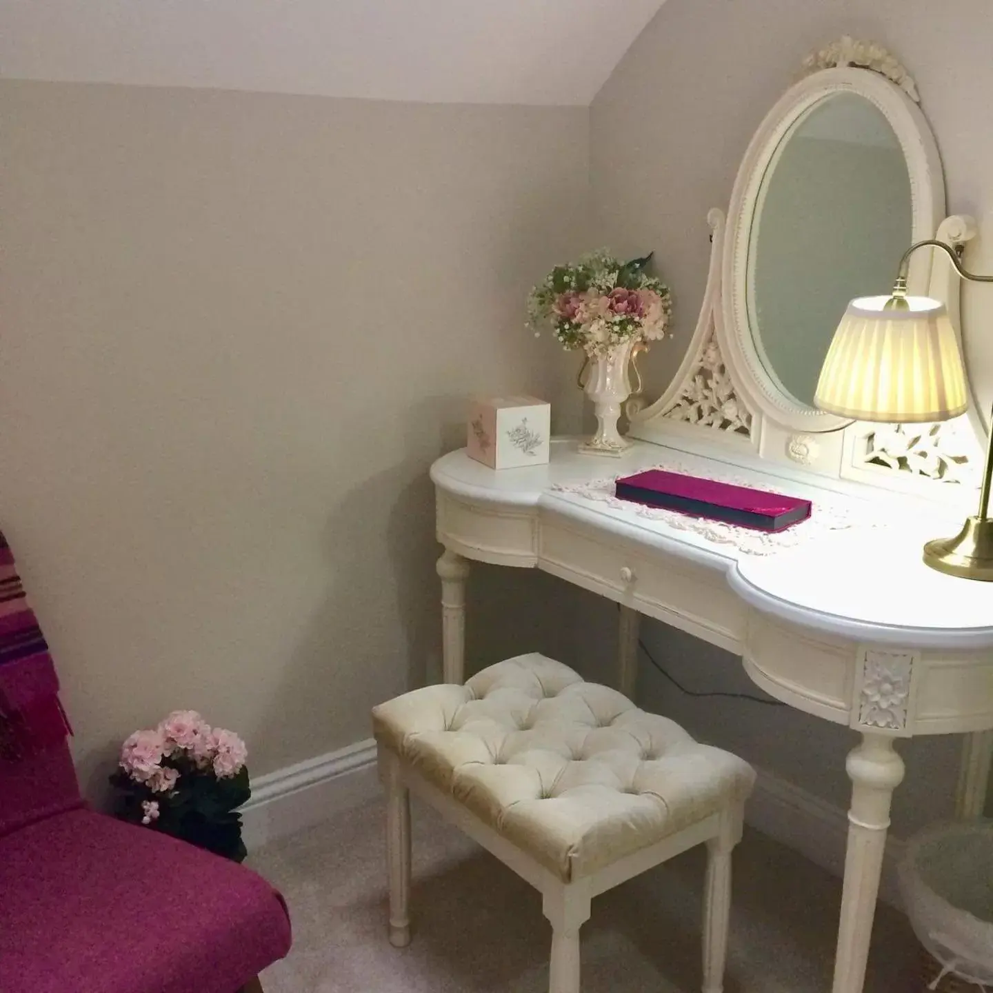 Seating area, Bathroom in Storrs Gate House