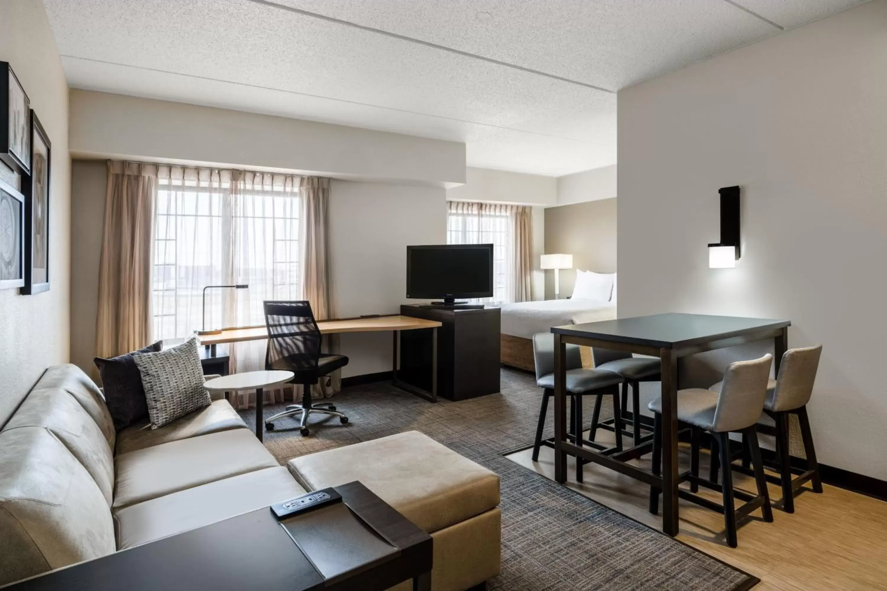 Photo of the whole room, Seating Area in Residence Inn by Marriott Chicago Oak Brook