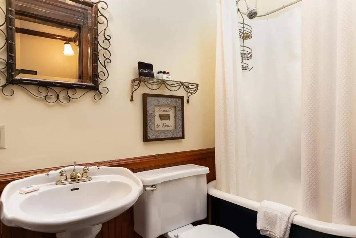 Bathroom in Cedar Crest Inn