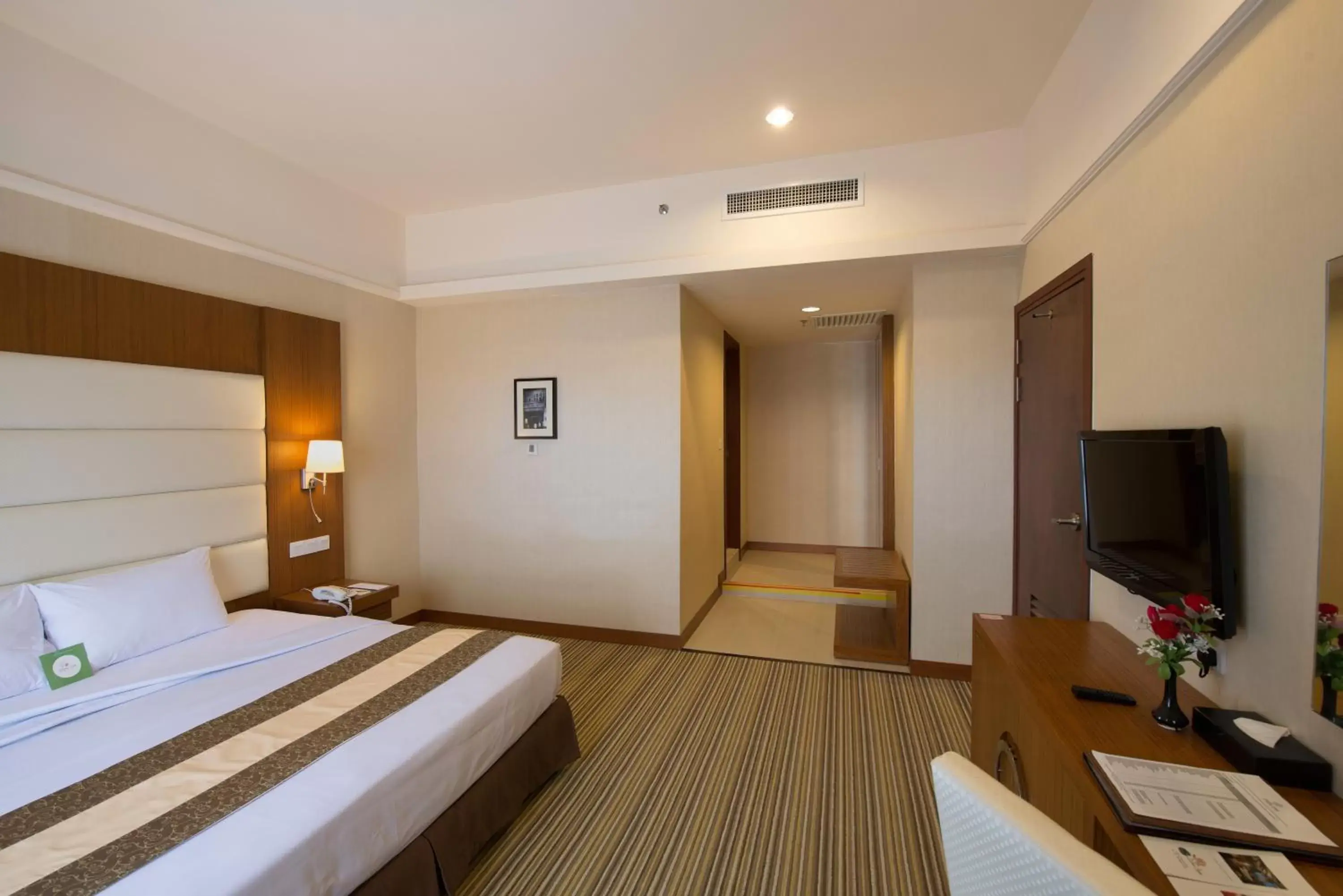 Photo of the whole room, Bed in Pearl View Hotel