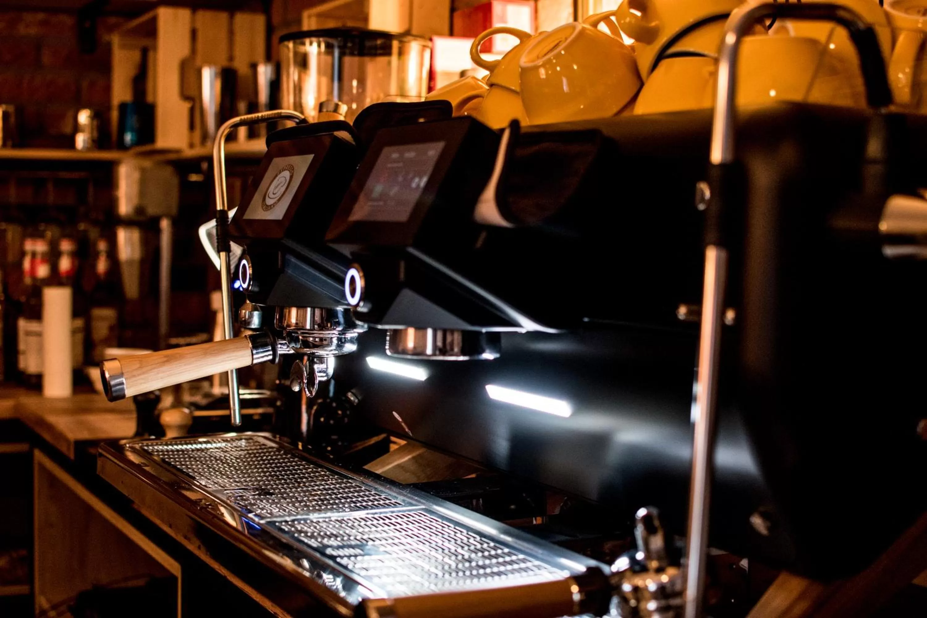 Restaurant/places to eat in compleX living aparthotel