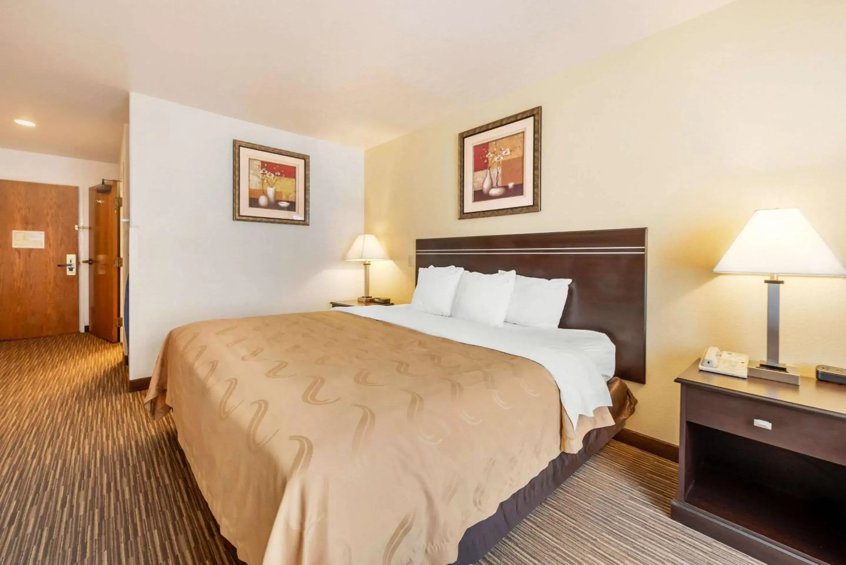 Photo of the whole room, Bed in Quality Inn & Suites Limon