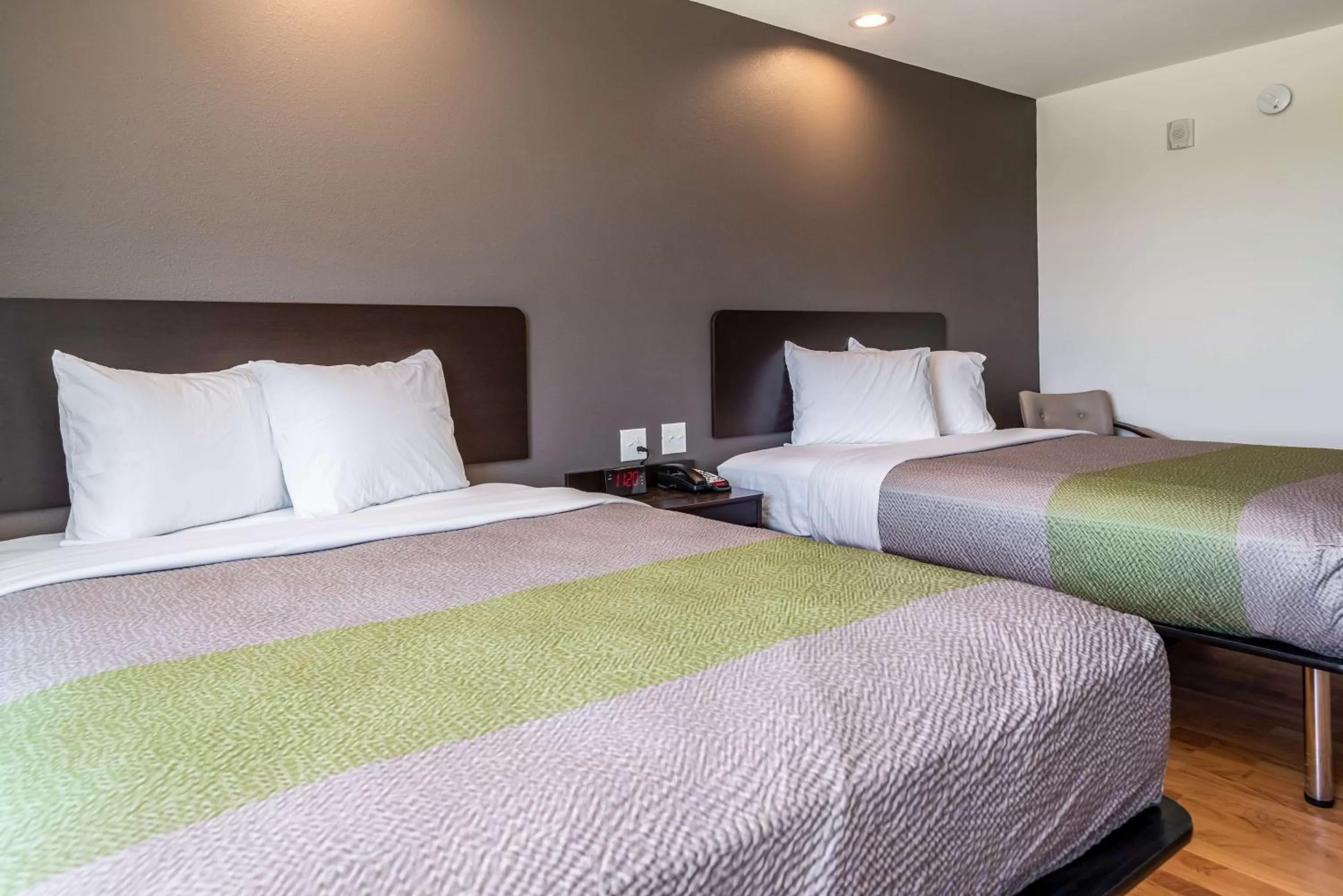 Photo of the whole room, Bed in Studio 6 Lake Charles