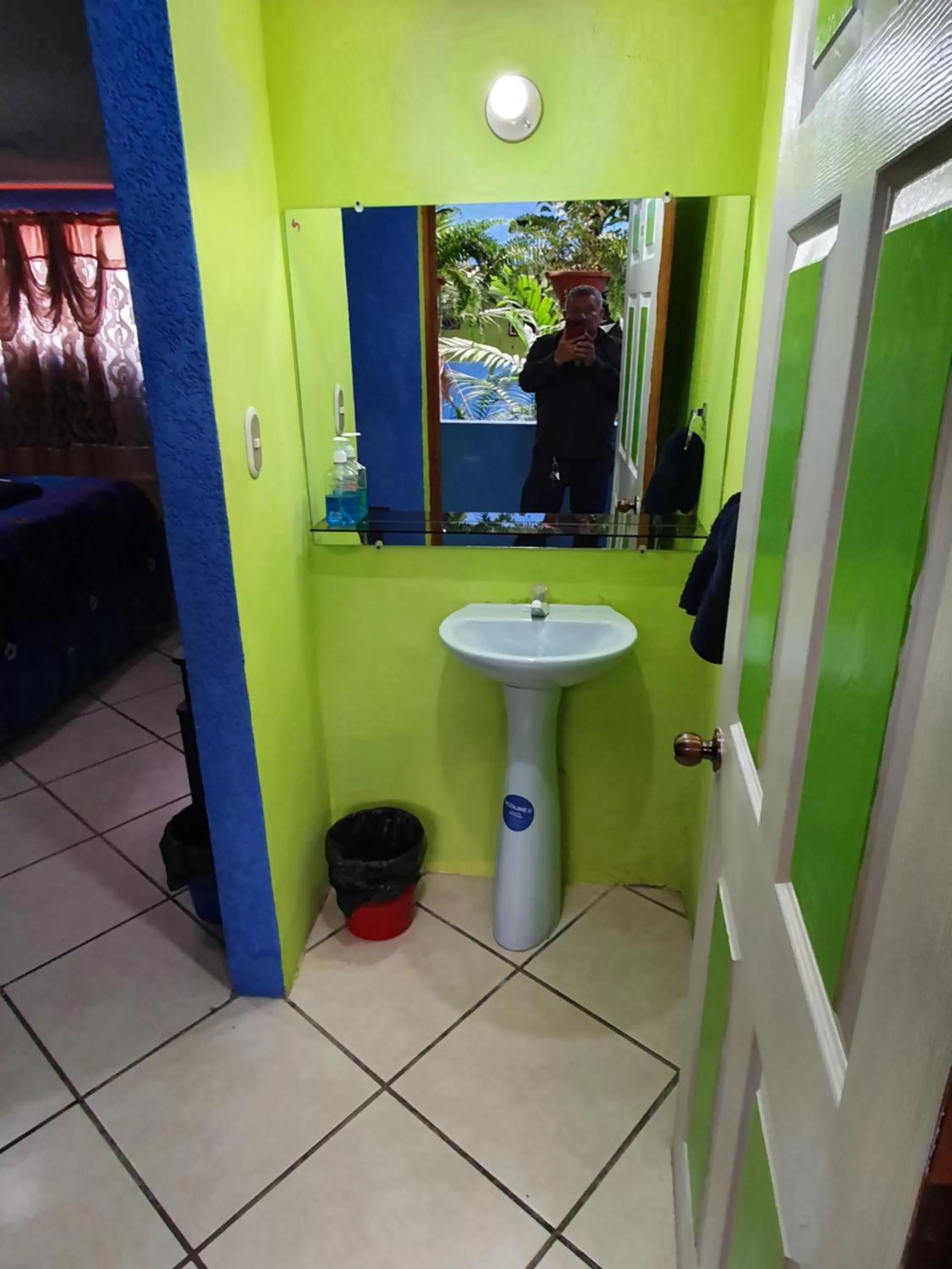 Bathroom in hotel kasa kamelot 2